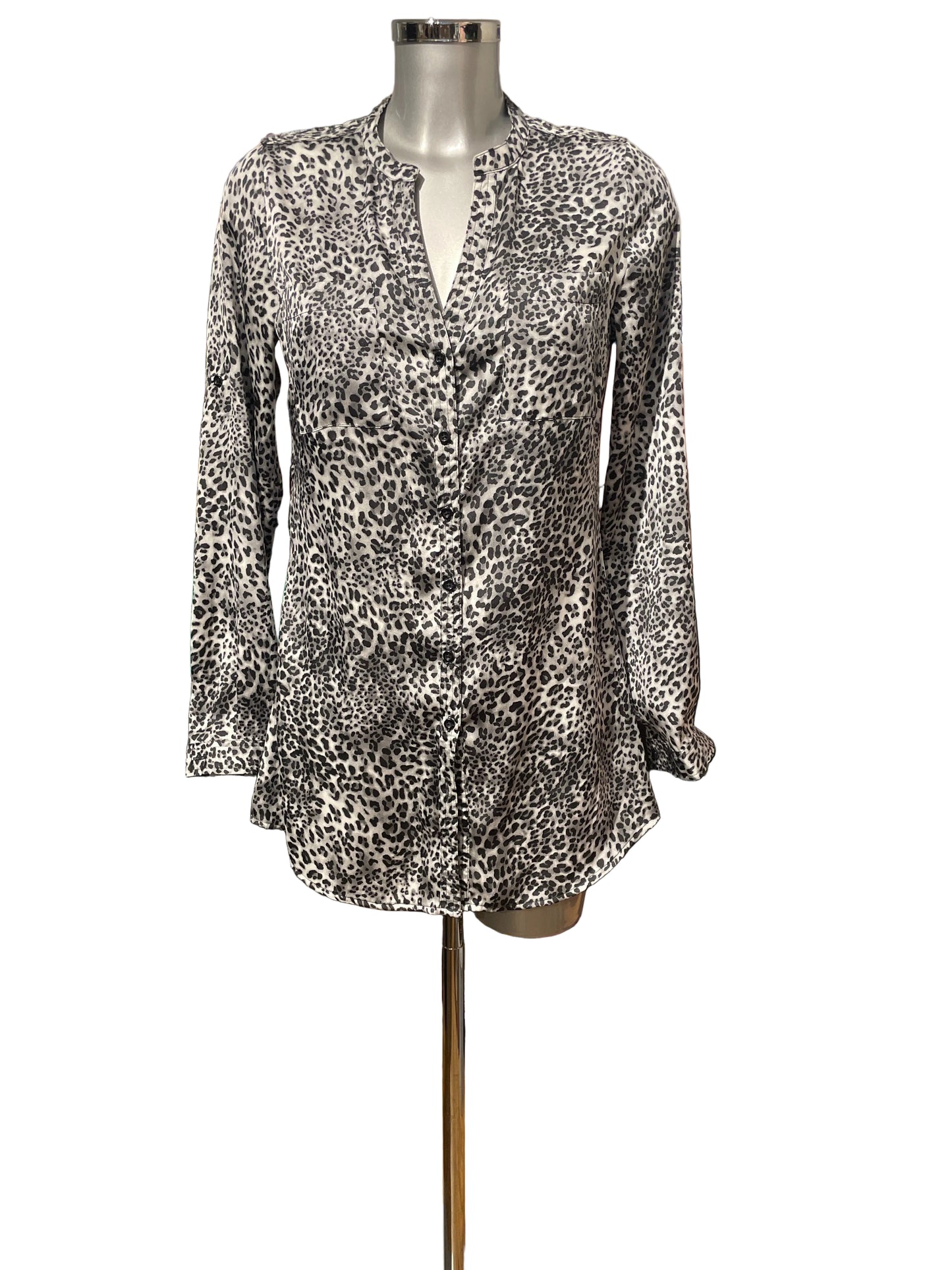 ♻️ Bluse fra MAPP. Svart og hvit mønstret animalprint. Str S. Tilstand: Brukt, normal slitasje, ingen hull eller flekker!