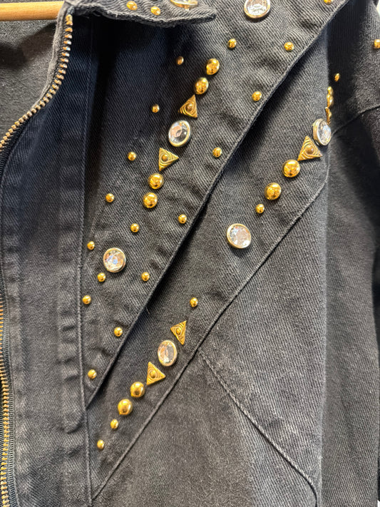 ♻️Vintage festivaljakke i svart jeans- Råkul jakke! Kun 1 av denne! Strl S. Tilstand: fin, ingen hull eller nupper.