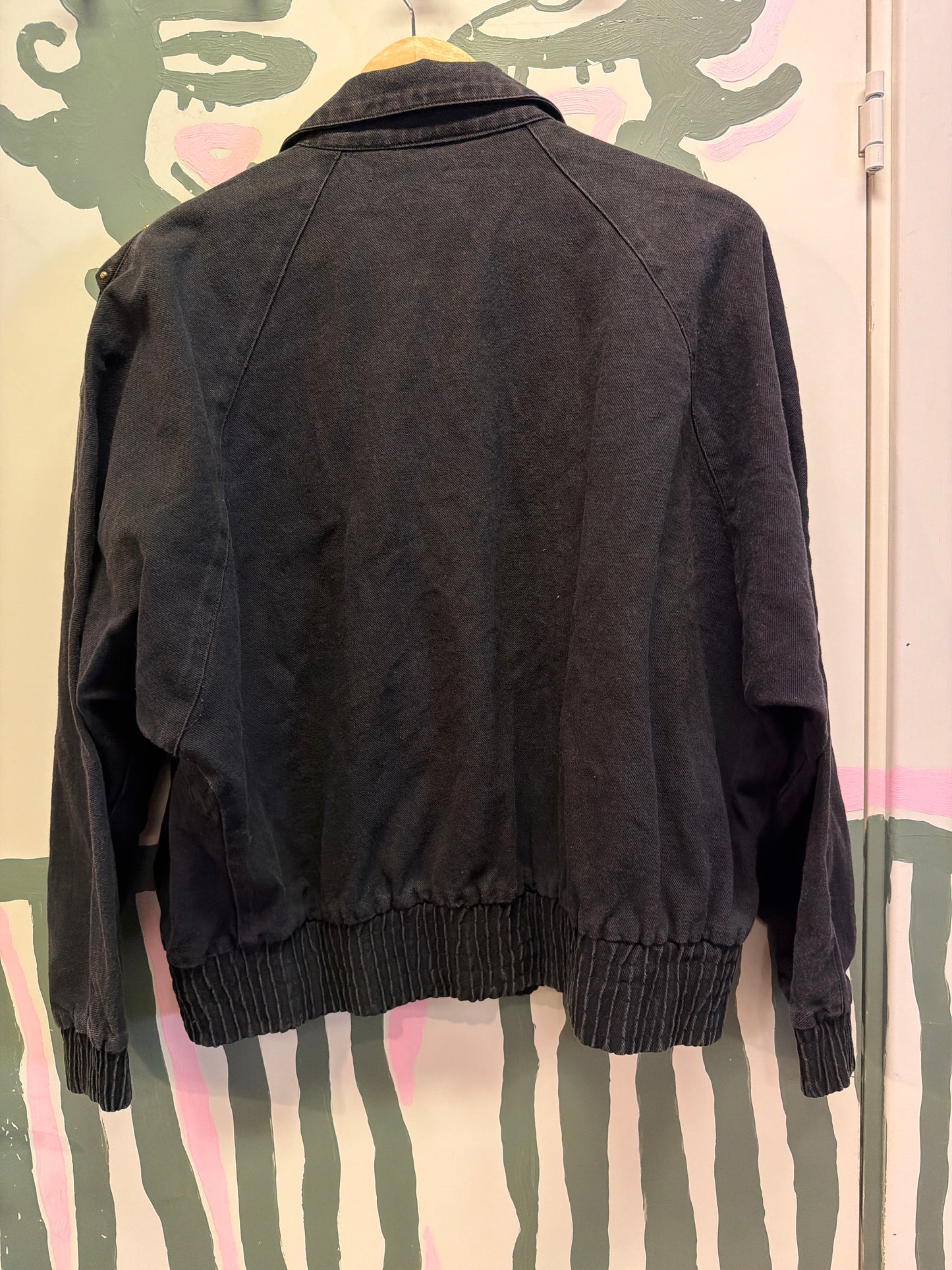 ♻️Vintage festivaljakke i svart jeans- Råkul jakke! Kun 1 av denne! Strl S. Tilstand: fin, ingen hull eller nupper.
