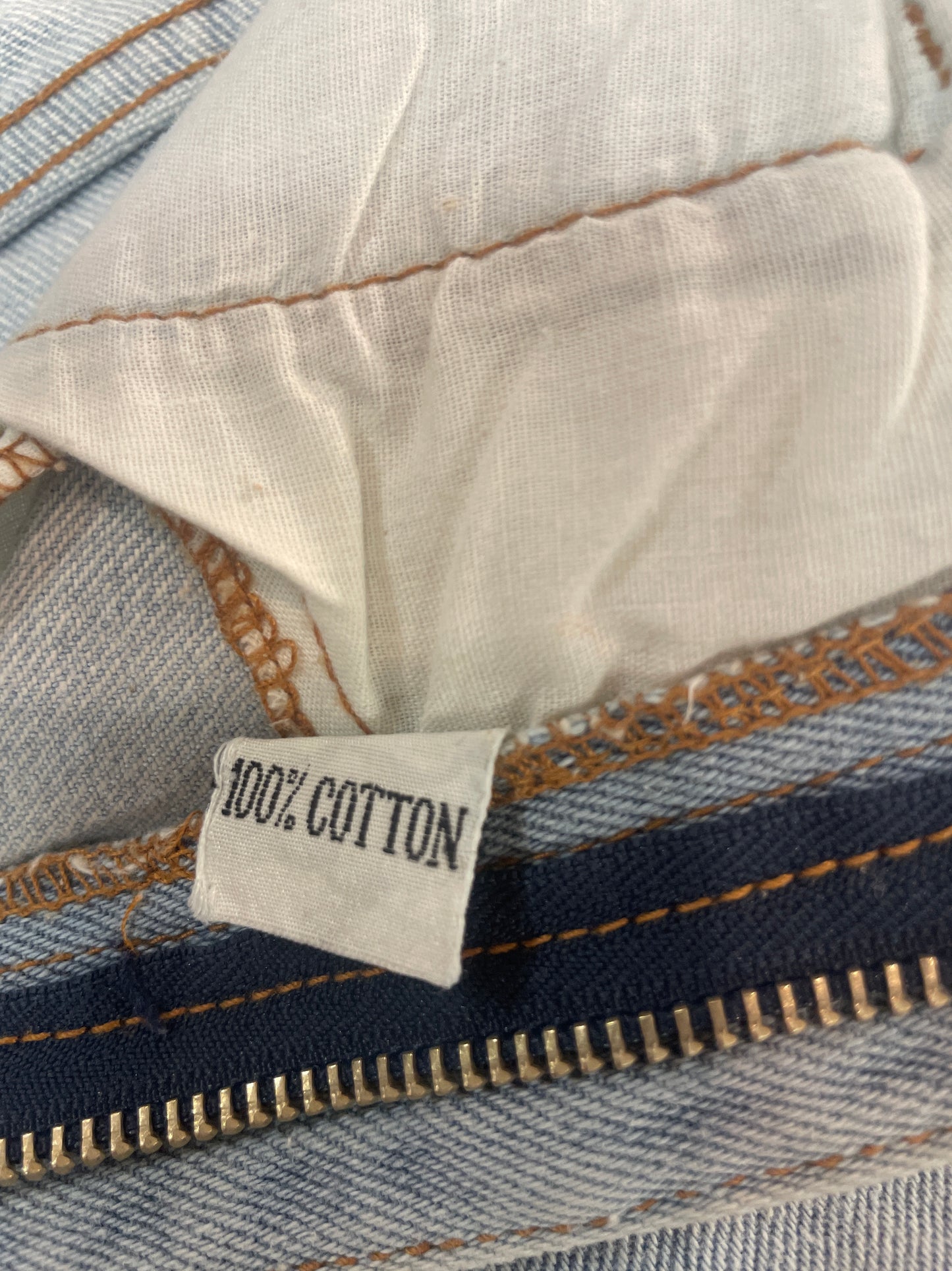 ♻️ Vintage jeans- lys blå med høyt liv. Str 36. Tilstand: Veldig god – ingen hull, flekker eller synlig slitasje