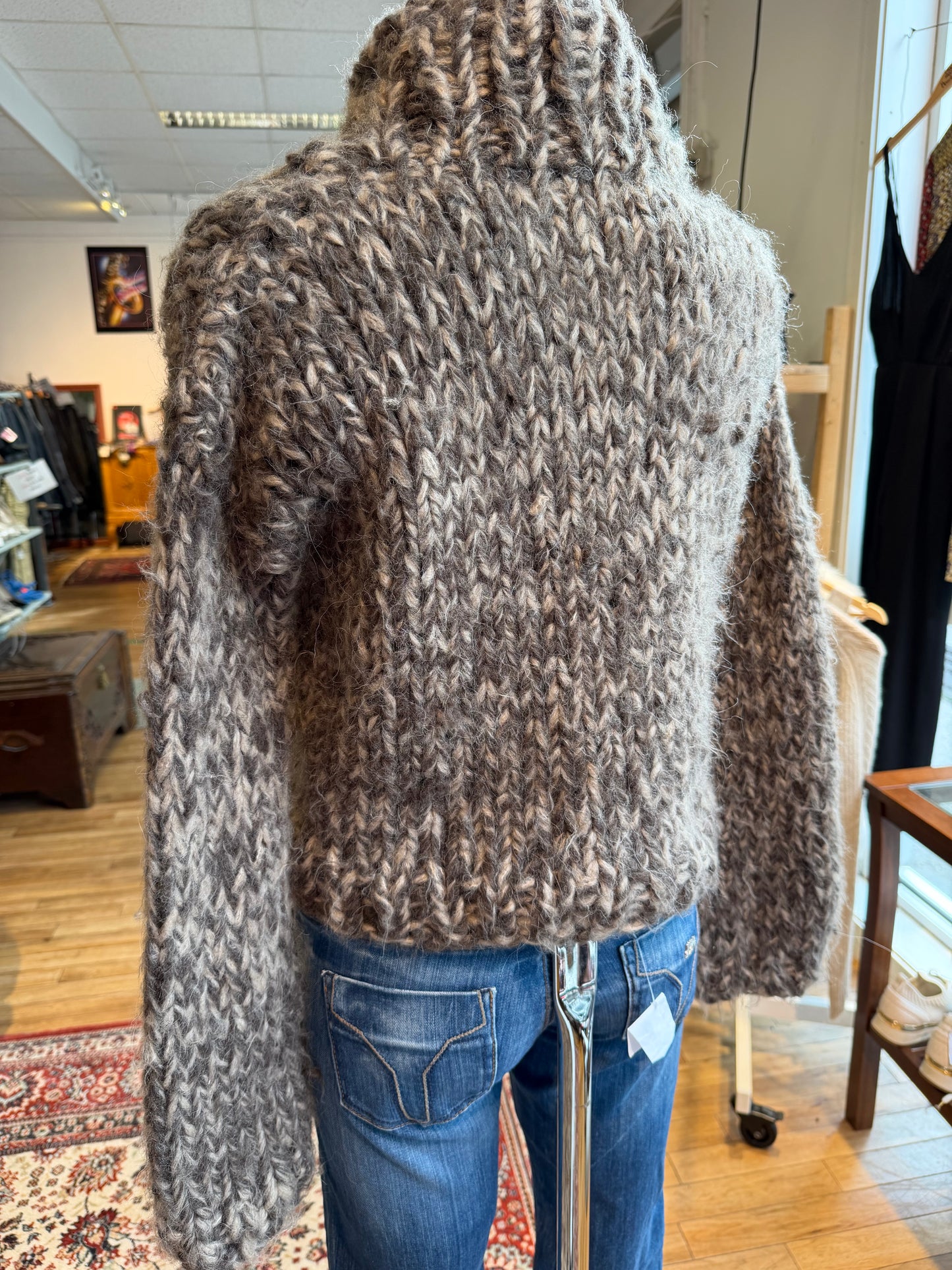 Akaschic Knits – håndstrikket i alpakkablanding- Tykk, Høy hals, brunspraglet