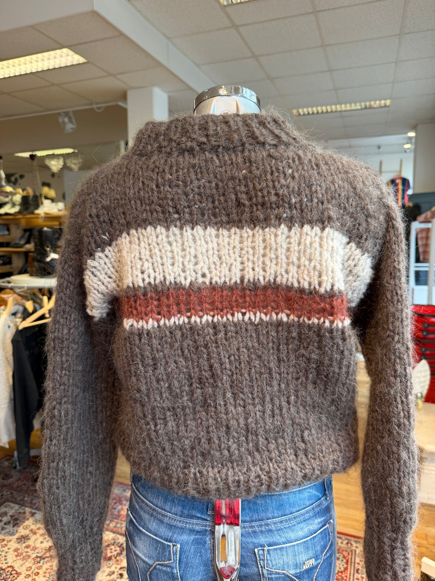 Akaschic Knits – håndstrikket i alpakkablanding- Høy hals hvit/oransje striper ca strl M