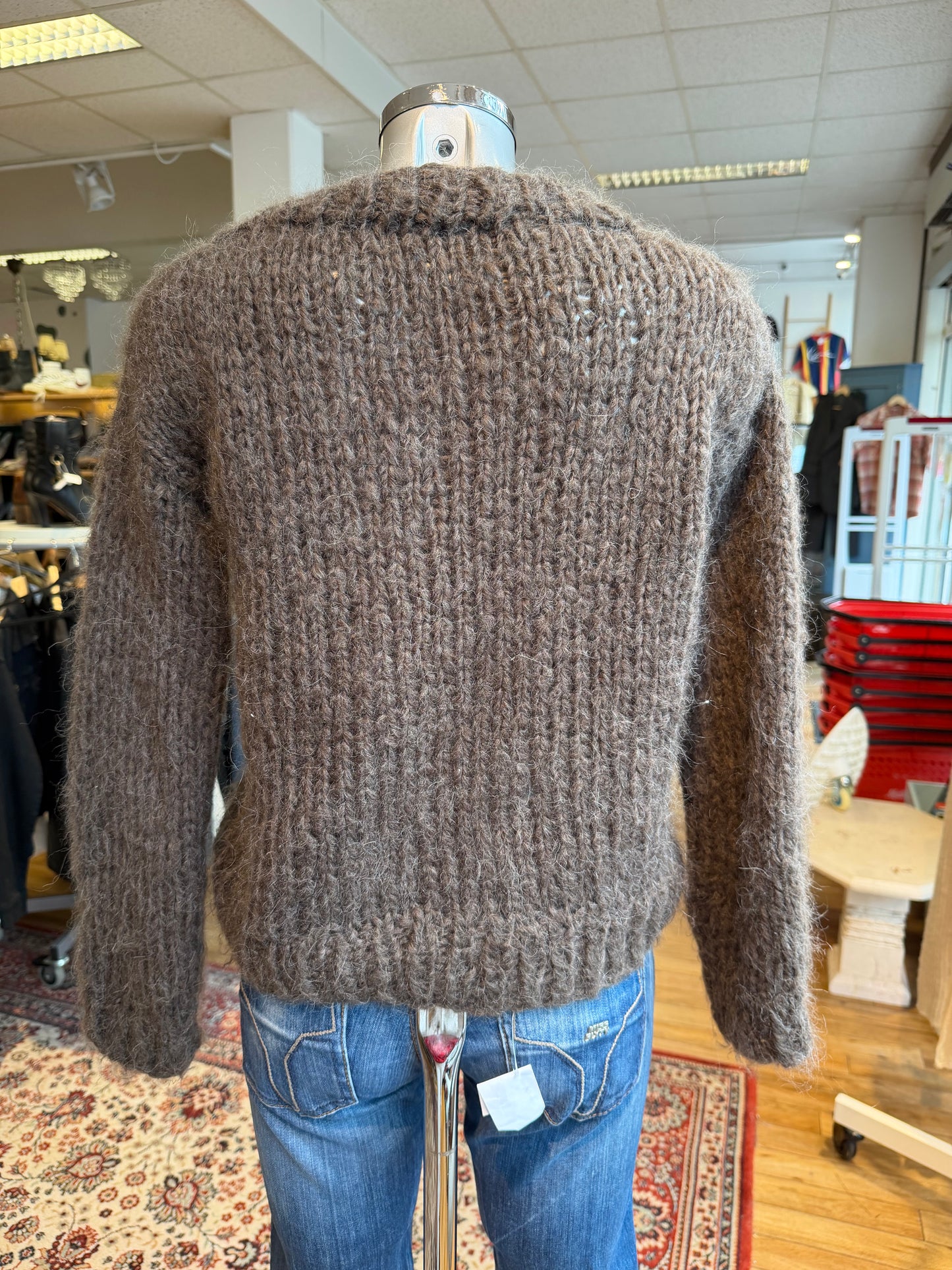 Akaschic Knits – håndstrikket i alpakkablanding- Brun med rund hals ca strl M