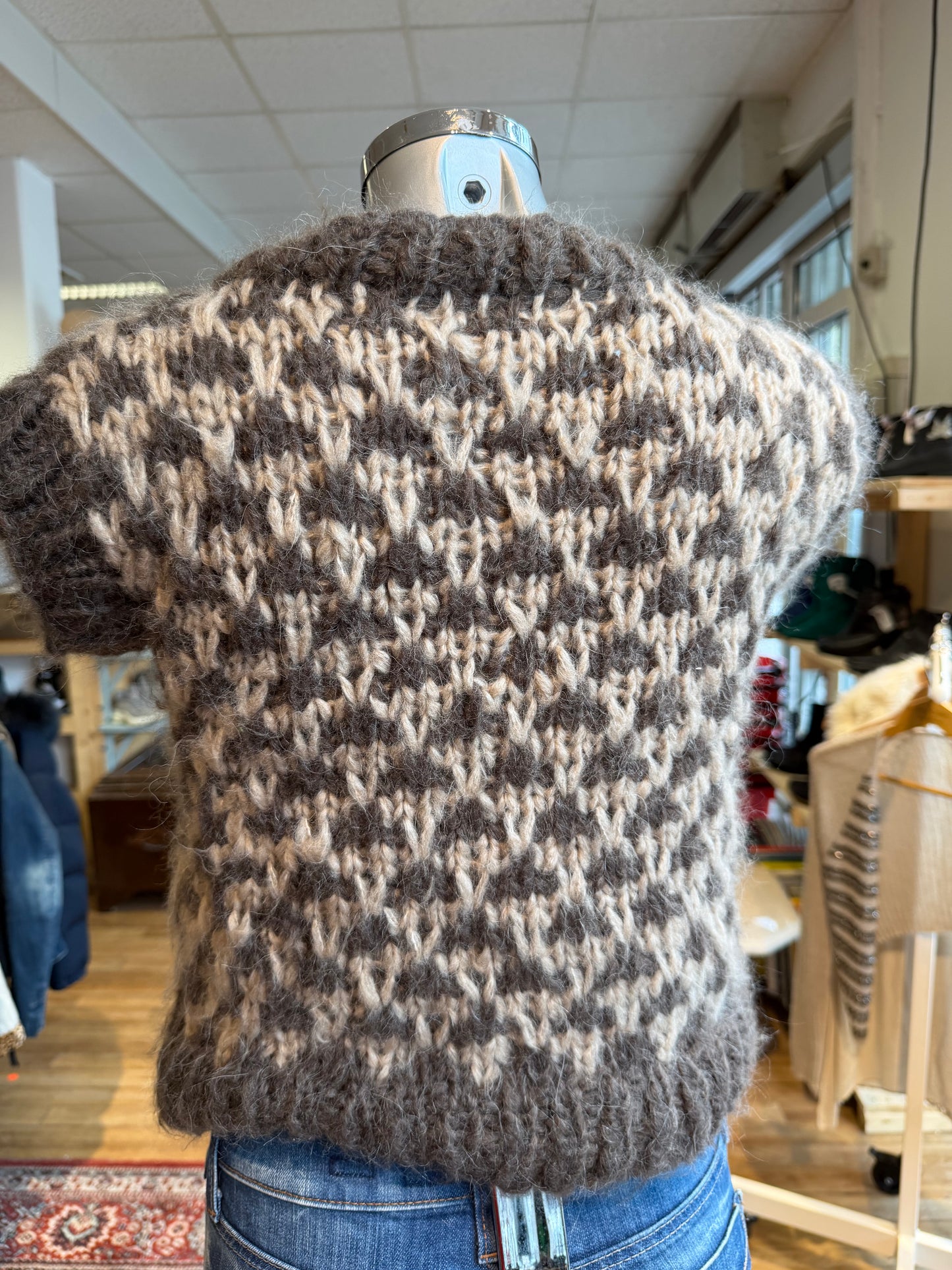 Akaschic Knits – håndstrikket i alpakkablanding, vest mønstret