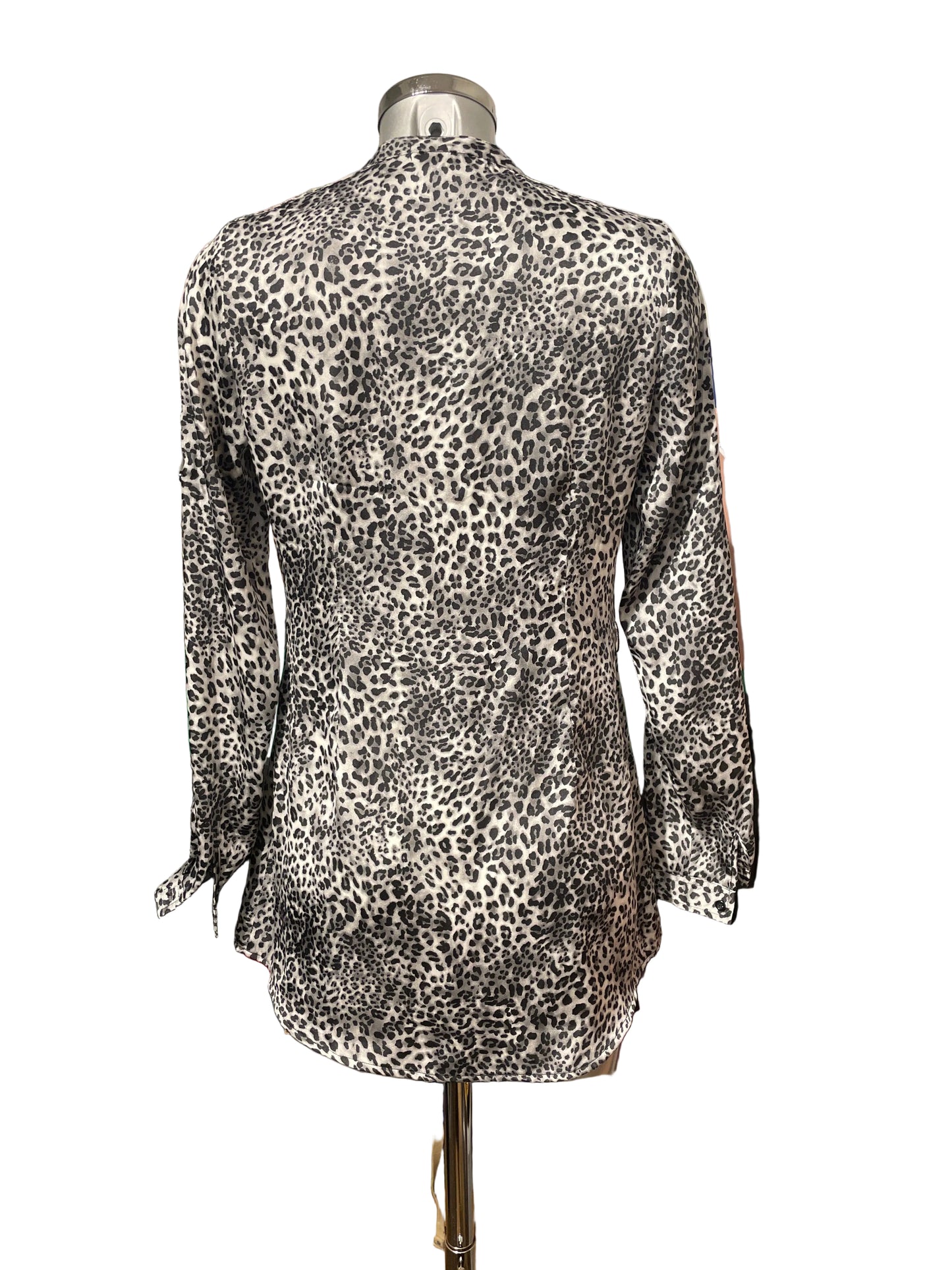 ♻️ Bluse fra MAPP. Svart og hvit mønstret animalprint. Str S. Tilstand: Brukt, normal slitasje, ingen hull eller flekker!