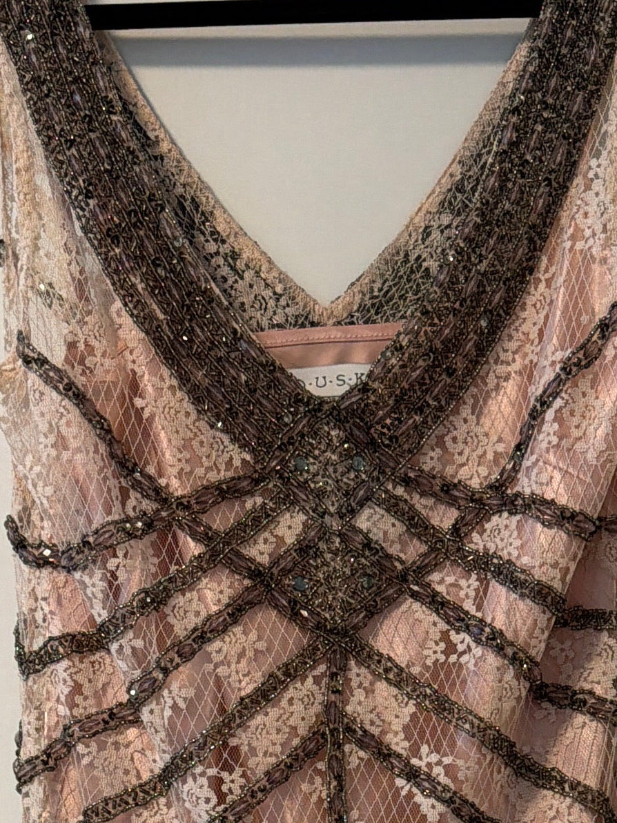 Nydelig Gatsby inspirert kjole fra DUSK strl 38. Med strass, blonder og silkeunderkjole. Følger med sjal.