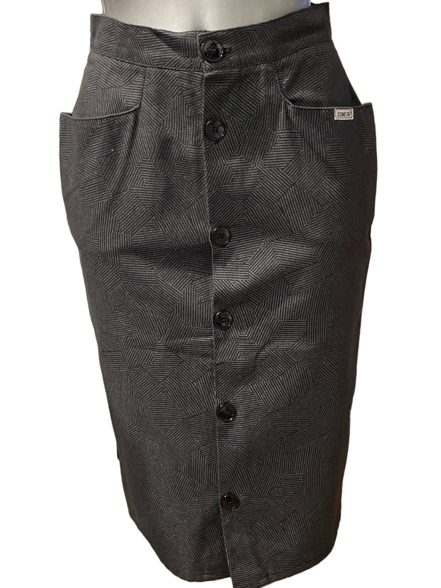 ♻️Vintage pannalskjørt i gråspraglet farge- knapper hele veien i front. Ca str 36- tilstand: Veldig god – ingen hull, flekker eller synlig slitasje