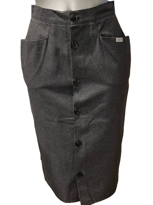 ♻️Vintage pannalskjørt i gråspraglet farge- knapper hele veien i front. Ca str 36- tilstand: Veldig god – ingen hull, flekker eller synlig slitasje