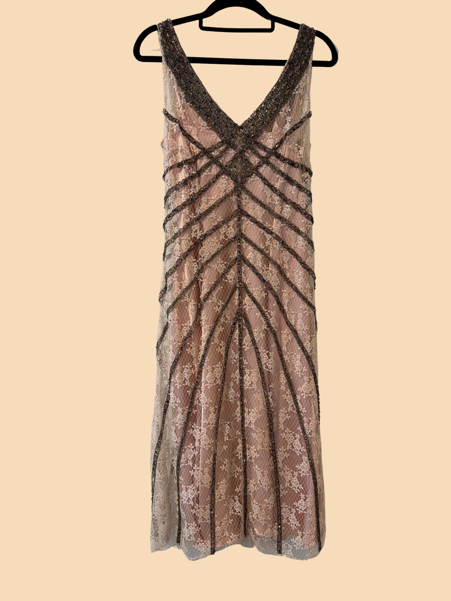 Nydelig Gatsby inspirert kjole fra DUSK strl 38. Med strass, blonder og silkeunderkjole. Følger med sjal.
