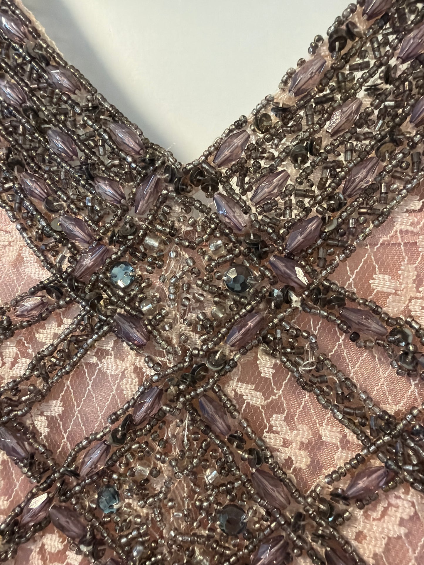 Nydelig Gatsby inspirert kjole fra DUSK strl 38. Med strass, blonder og silkeunderkjole. Følger med sjal.