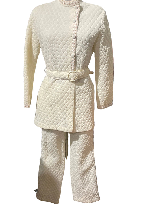 ♻️Unik Vintage drakt! Hvit med gullbroderi! Jakke med knyting og bukse- str 42(liten)- Tilstand:Normal vintage slitasje, ingen hull eller større merker!