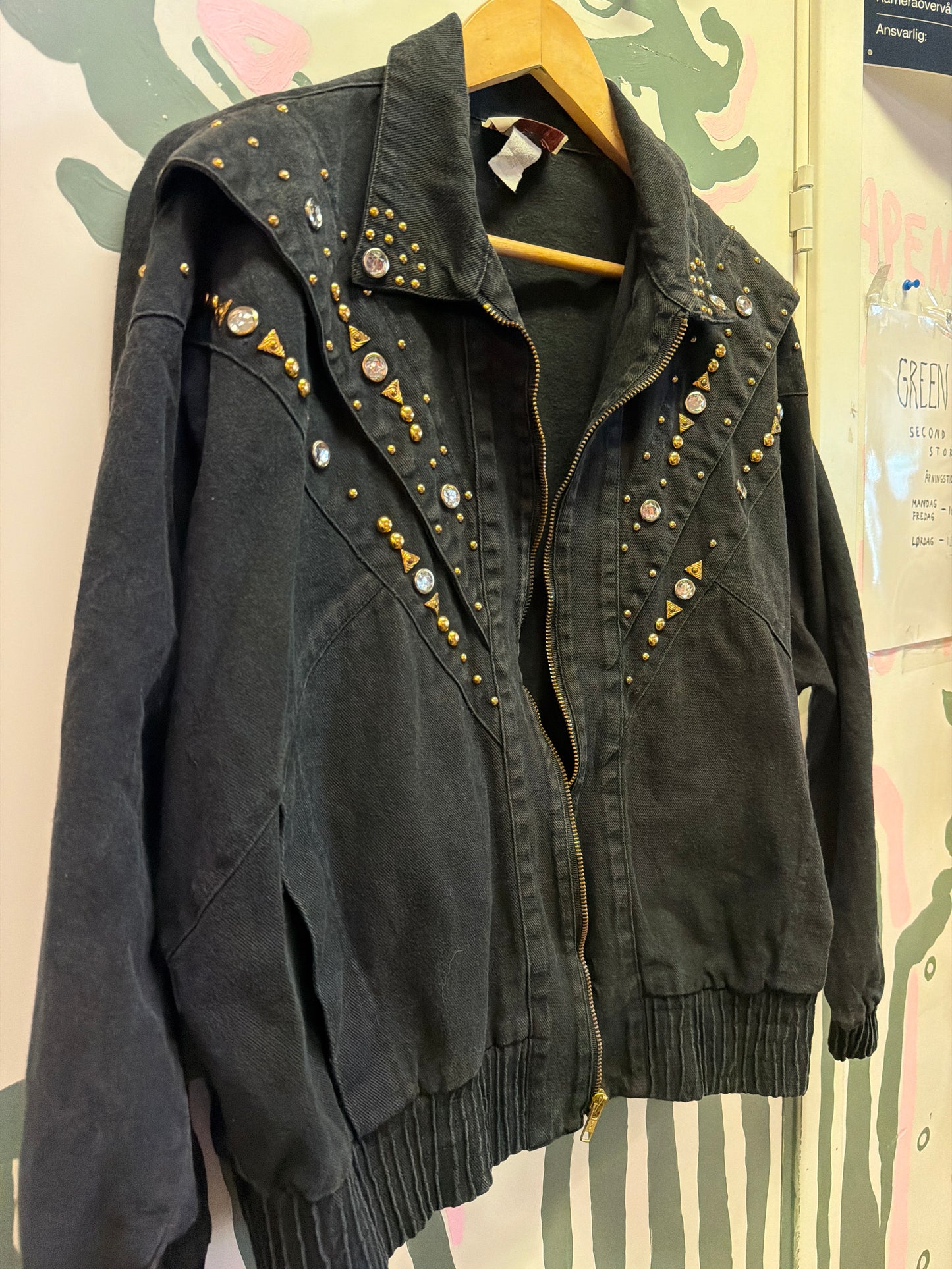 ♻️Vintage festivaljakke i svart jeans- Råkul jakke! Kun 1 av denne! Strl S. Tilstand: fin, ingen hull eller nupper.