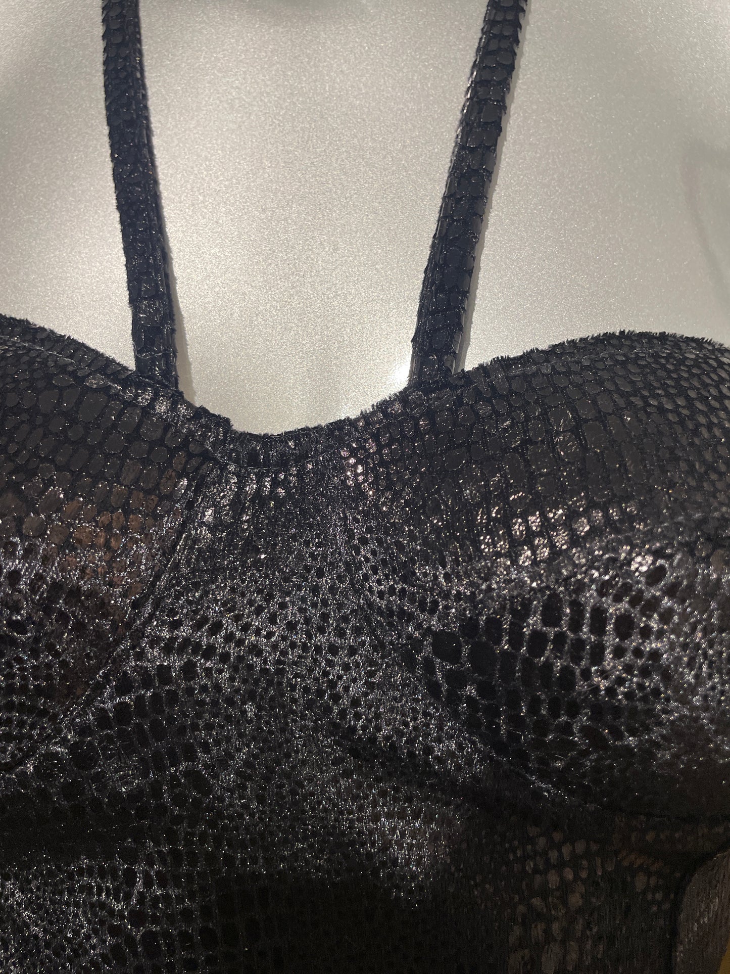 🆕 Vintage kjole fra nedlagt butikk! Kul slangemønstret svart kjole med stropper og innlegg! Str xs- Tilstand: Ny fra nedlagt butikk med merkelappen på!