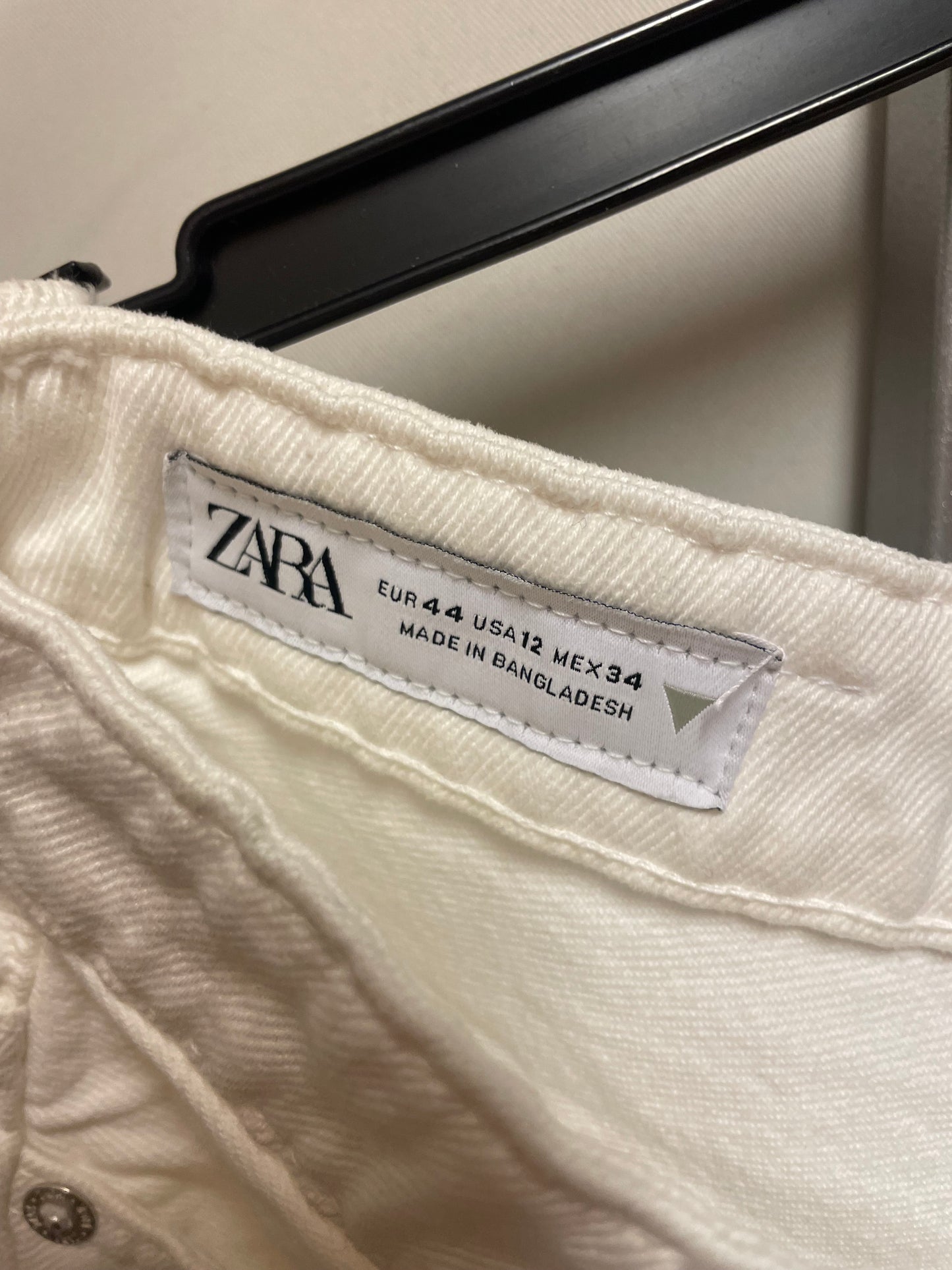 ♻️ hvit capri kortbukse fra Zara strl 44. Jeansstoff