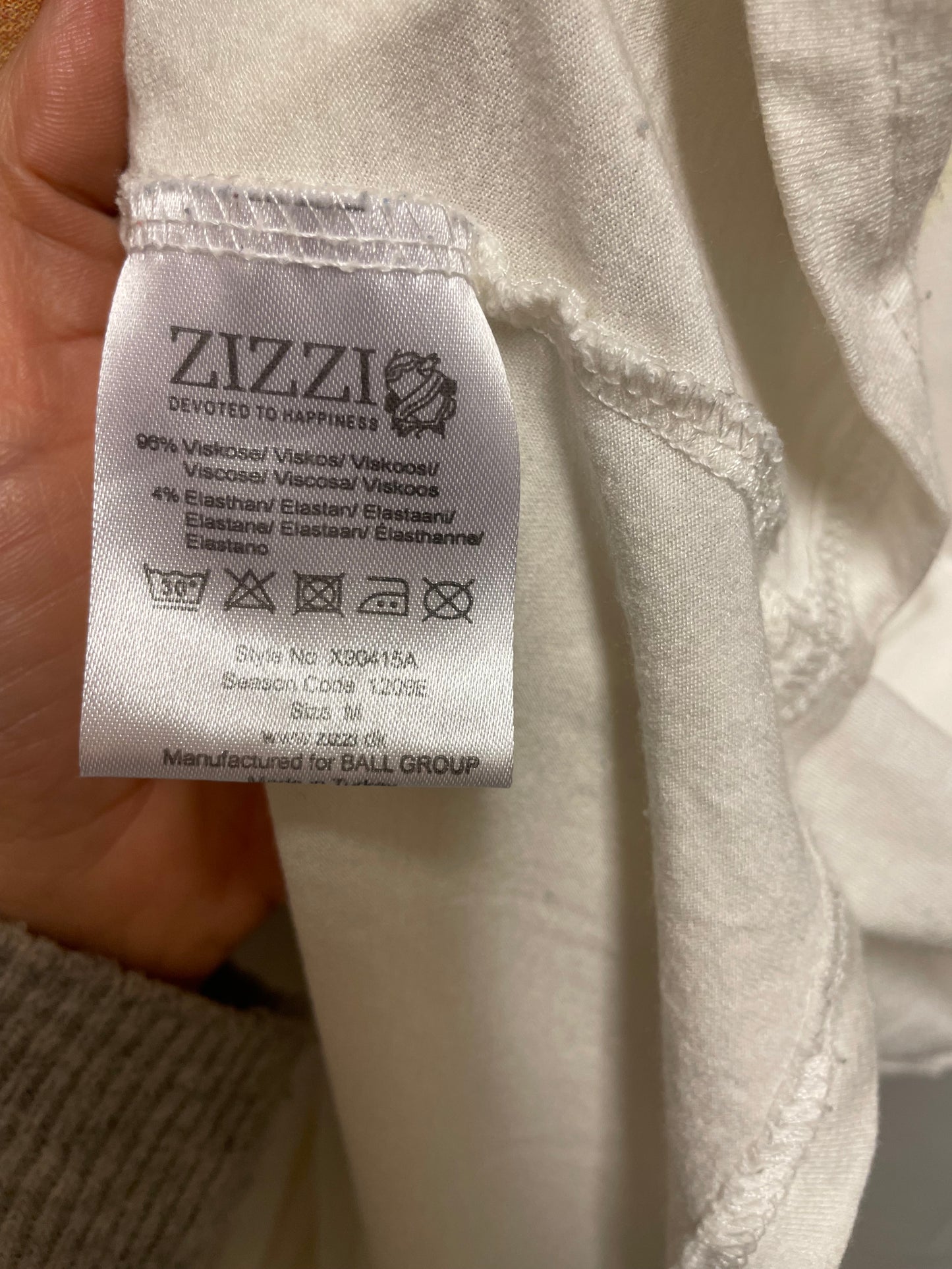 ♻️Topp fra plus size butikken zizzi  strl M. Hvit med svart,rosa og grønne mønster