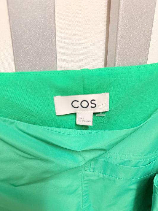 ♻️ COS kjole i grønn med skinnimitert stripe på hver side. Strl L. Kul oversized kjole.