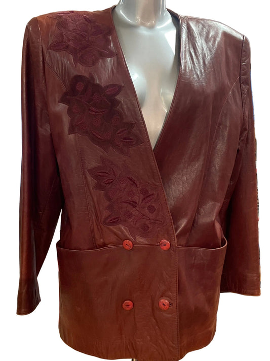 ♻️Unik Vintage Burgunder lammeskinnsjakke med skulderputer og dobbeltspenn!  Str 40 Tilstand: Brukt – normal slitasje, ingen hull eller større merker