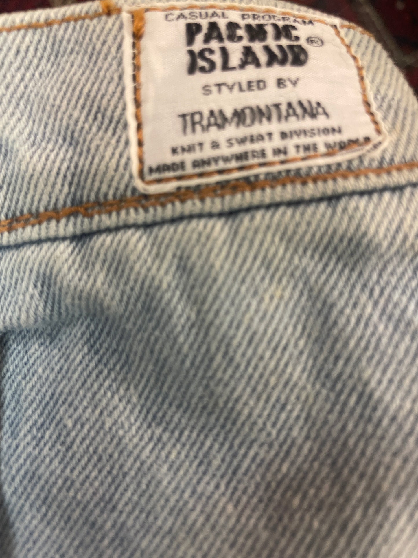 ♻️ Vintage jeans- lys blå med høyt liv. Str 36. Tilstand: Veldig god – ingen hull, flekker eller synlig slitasje