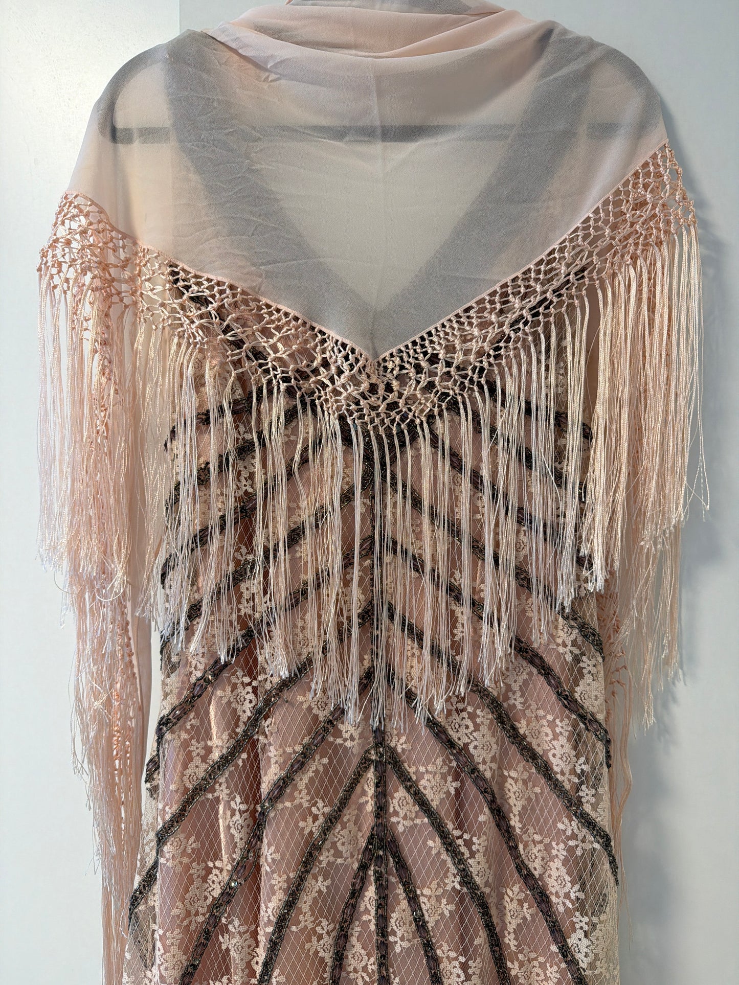 Nydelig Gatsby inspirert kjole fra DUSK strl 38. Med strass, blonder og silkeunderkjole. Følger med sjal.