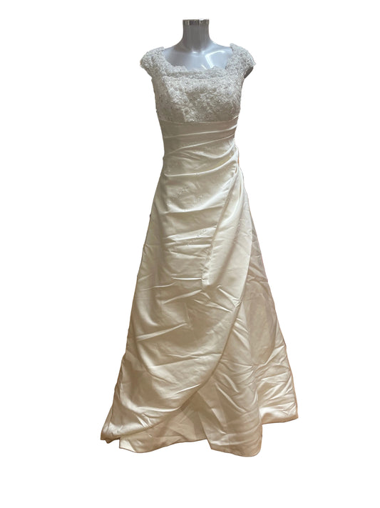 🆕Ubrukt Brudekjole fra Venus str 44. Tilstand: Ny, med merkelappen på!