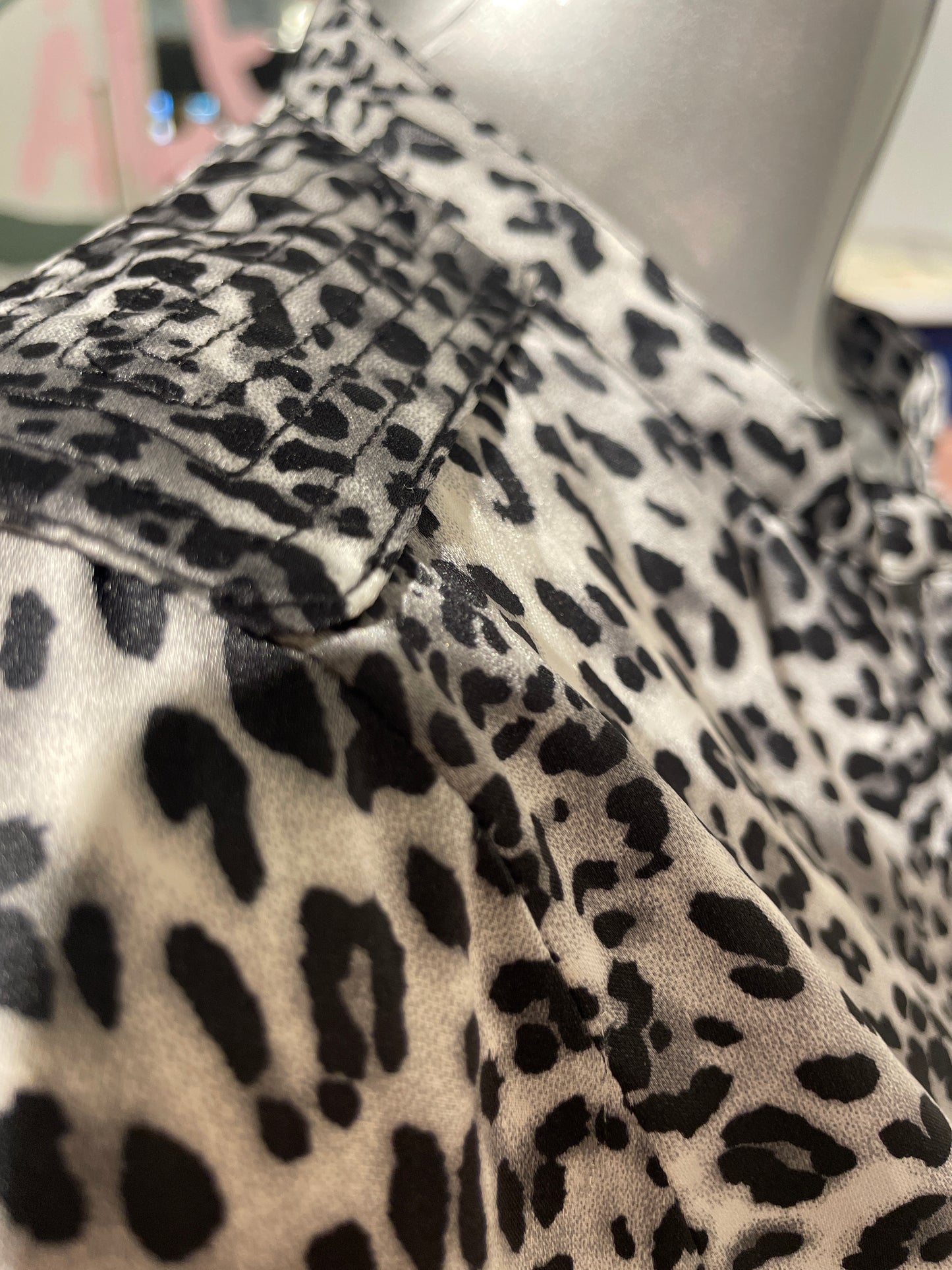 ♻️ Bluse fra MAPP. Svart og hvit mønstret animalprint. Str S. Tilstand: Brukt, normal slitasje, ingen hull eller flekker!