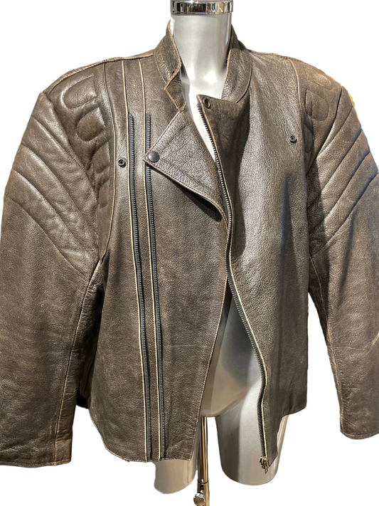 ♻️ Unik Vintage skinnjakke- bikerjakke. Frank Thomas- str ca 42/44. Tilstand: Brukt – normal slitasje, ingen hull eller større merker, noen mindre merker