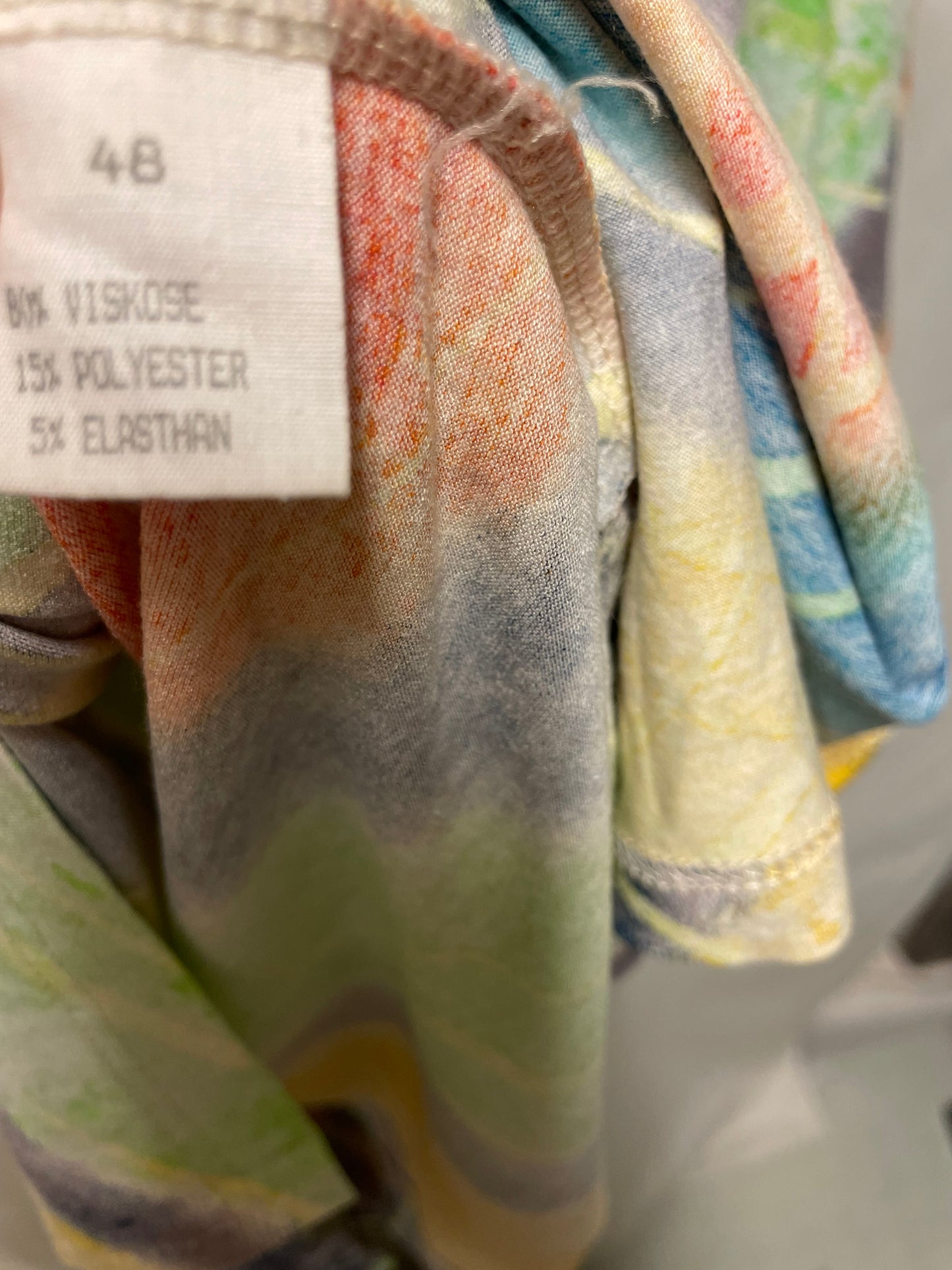 ♻️Fargerik T-skjorte Plussize strl 48. Fra Addizone