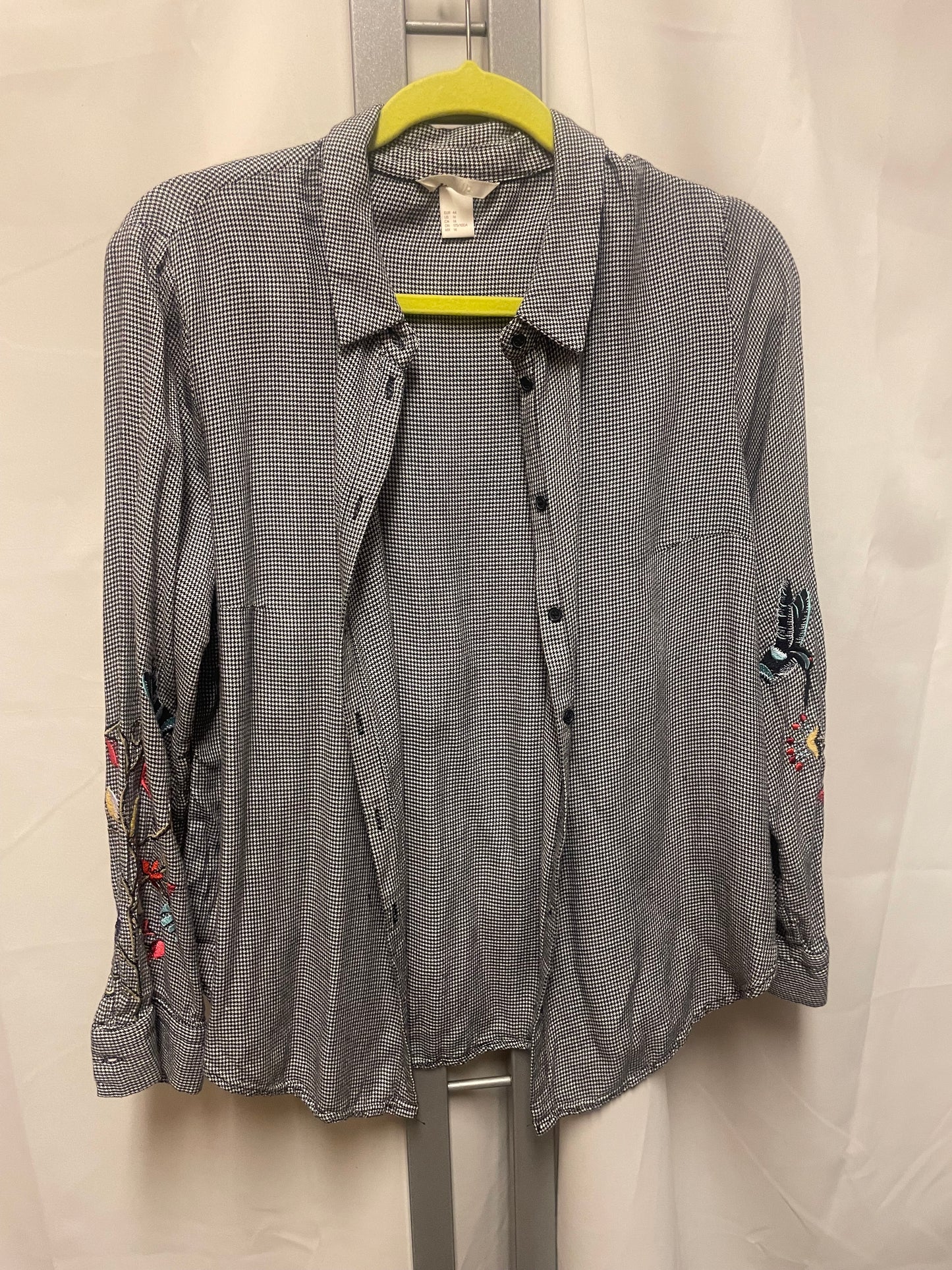 ♻️bluse/skjorte grå med broderi fra Hm strl 44