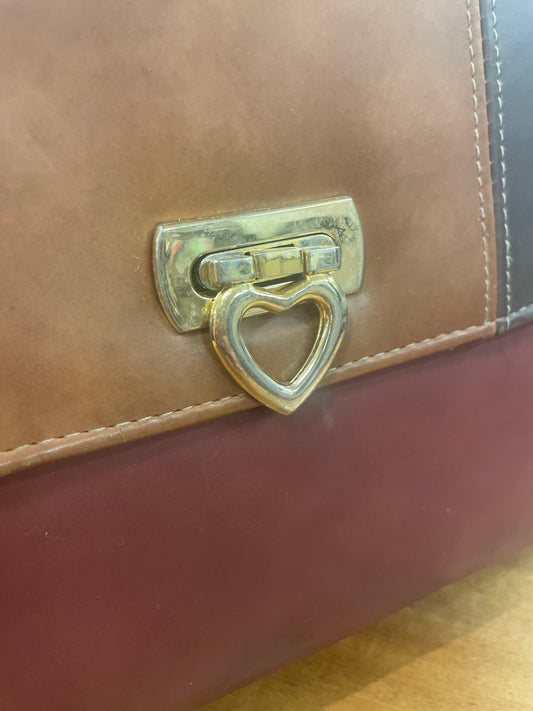 ♻️ burgunder,grønn og brun vintageveske fra Caro. Tilstand: Brukt – normal slitasje, ingen hull eller større merker