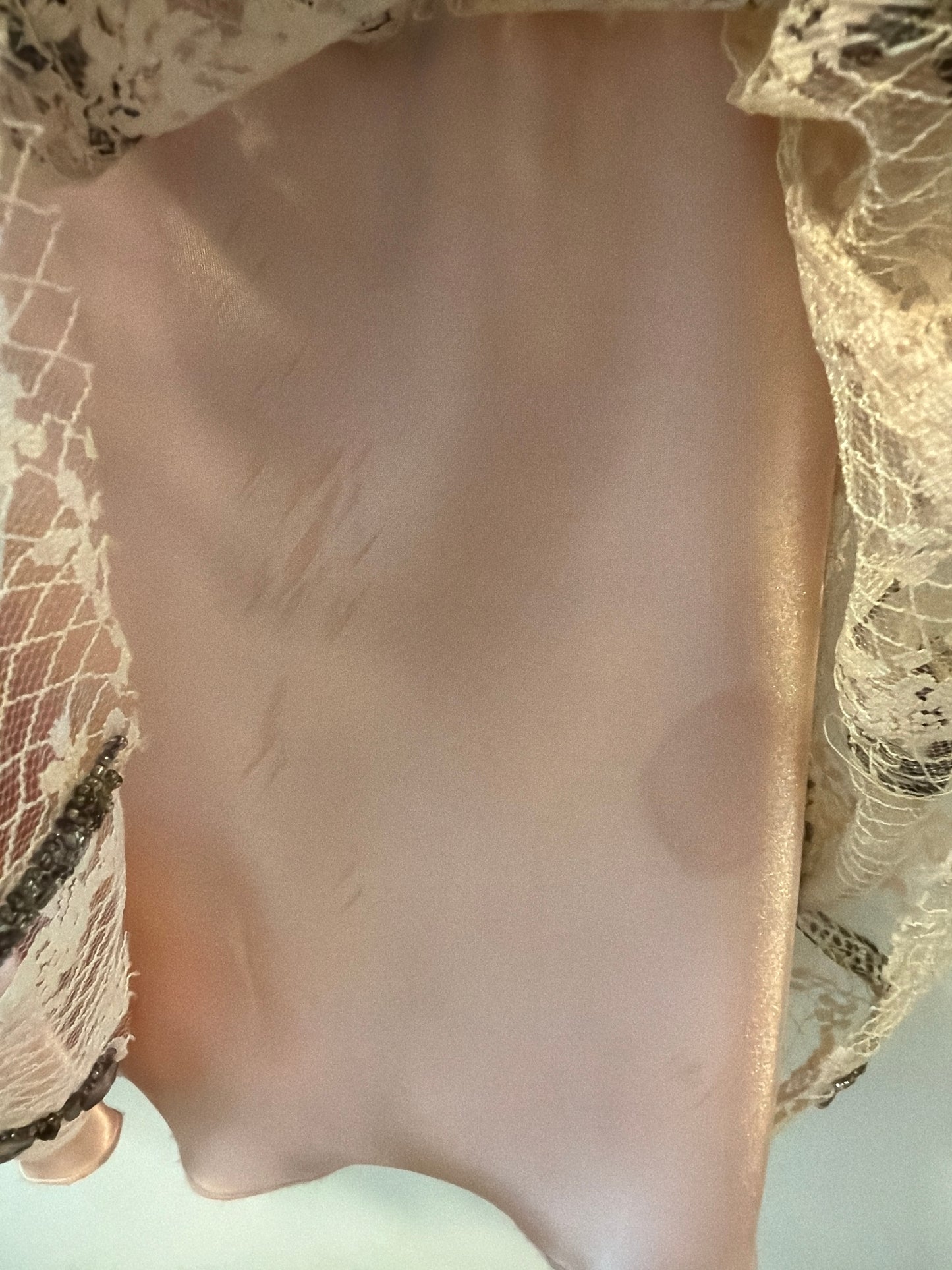 Nydelig Gatsby inspirert kjole fra DUSK strl 38. Med strass, blonder og silkeunderkjole. Følger med sjal.