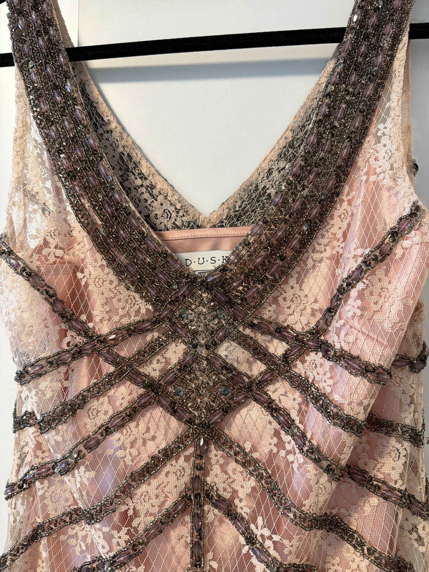 Nydelig Gatsby inspirert kjole fra DUSK strl 38. Med strass, blonder og silkeunderkjole. Følger med sjal.