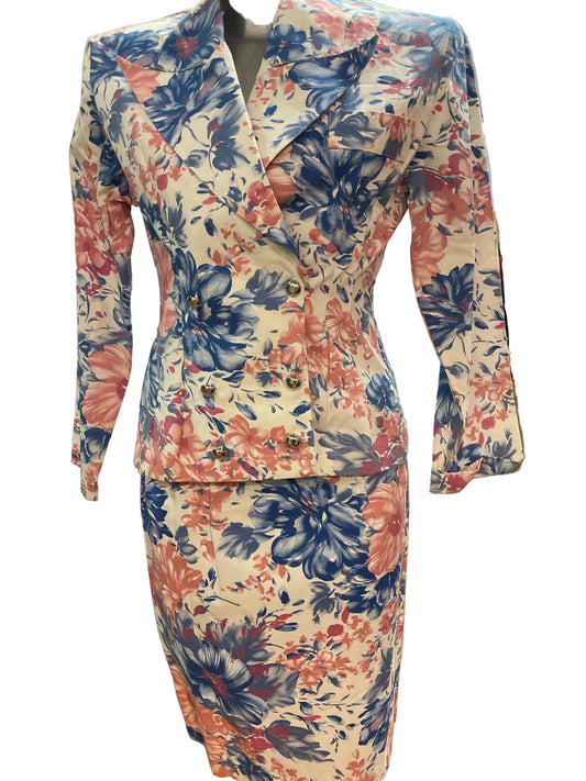 ♻️Unik Blomstrete Vintagedrakt! Skjørt og blazer! Ca str 42/44. Dobbeltspenn og skulderputer! Tilstand:Brukt – normal slitasje, ingen hull eller større merker