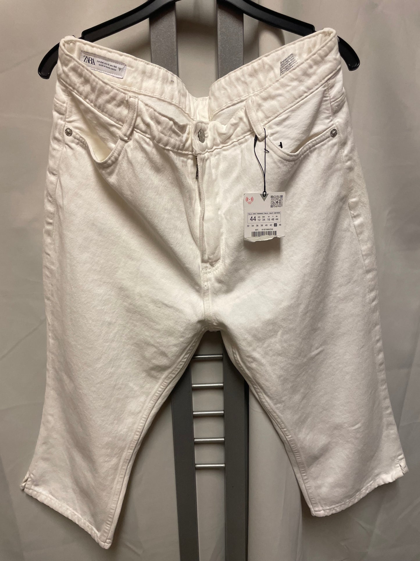 ♻️ hvit capri kortbukse fra Zara strl 44. Jeansstoff