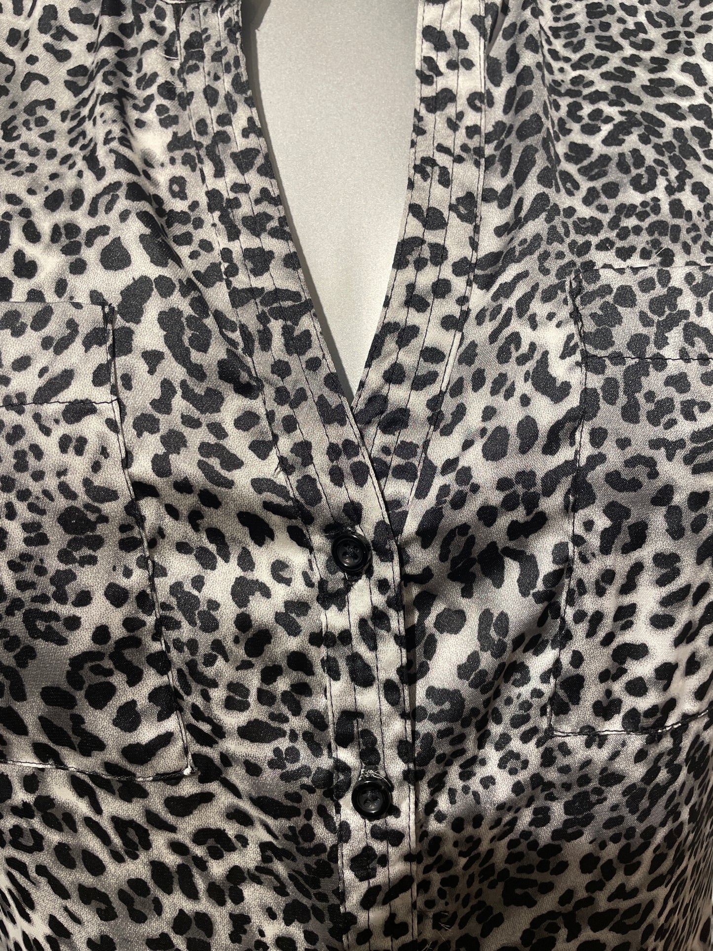 ♻️ Bluse fra MAPP. Svart og hvit mønstret animalprint. Str S. Tilstand: Brukt, normal slitasje, ingen hull eller flekker!