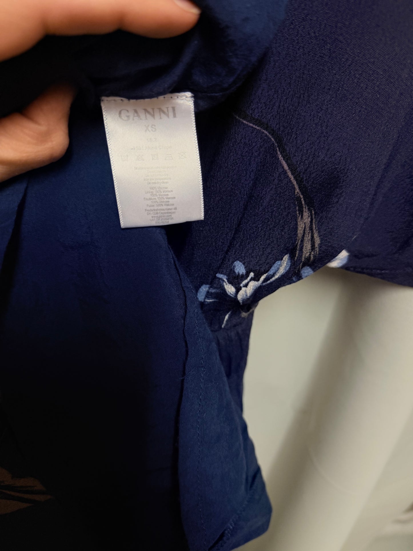 ♻️GANNI kjole i blå blomstret farge. Strl XS’. Med underkjoler inni. Tilstand fin: ingen hull, nupper eller flekker