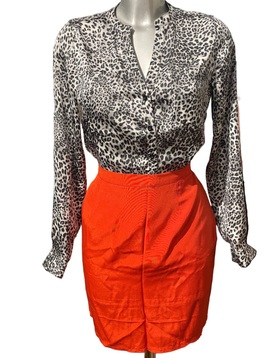 ♻️ Bluse fra MAPP. Svart og hvit mønstret animalprint. Str S. Tilstand: Brukt, normal slitasje, ingen hull eller flekker!