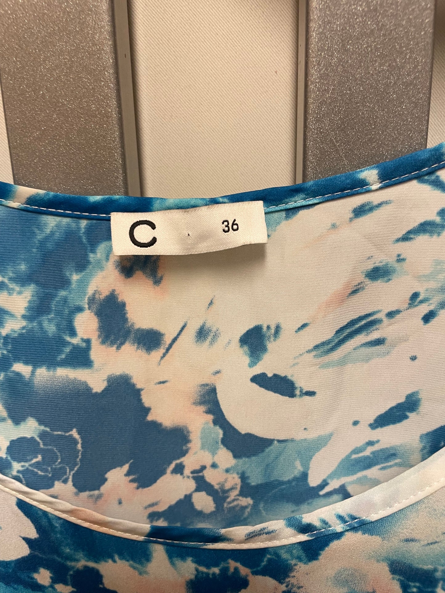 ♻️blå/ hvit mønstrete singlet fra Cubus strl 36
