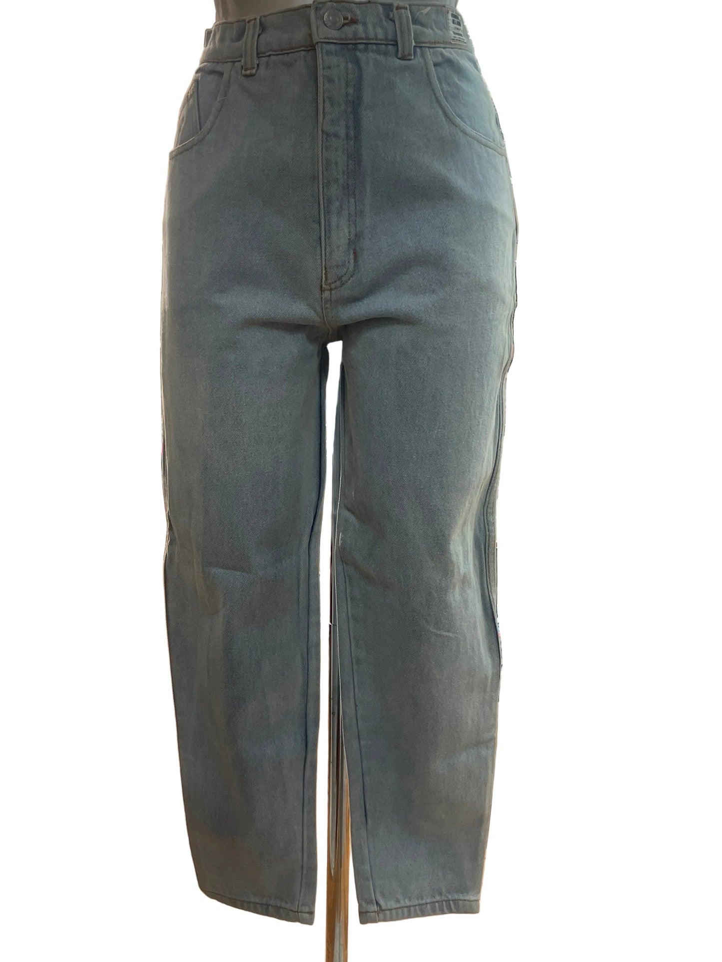 ♻️ Vintage jeans- lys blå med høyt liv. Str 36. Tilstand: Veldig god – ingen hull, flekker eller synlig slitasje