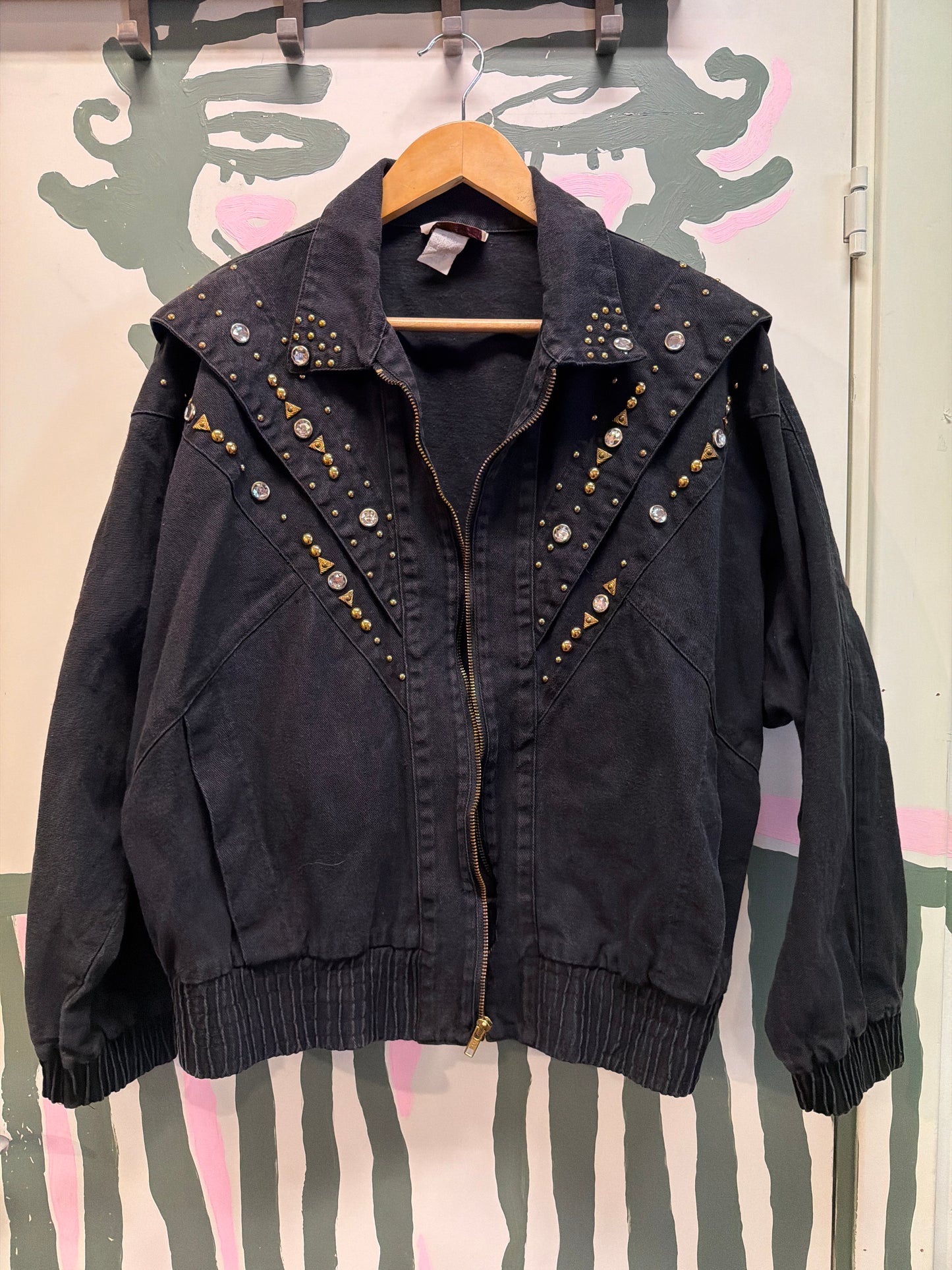 ♻️Vintage festivaljakke i svart jeans- Råkul jakke! Kun 1 av denne! Strl S. Tilstand: fin, ingen hull eller nupper.