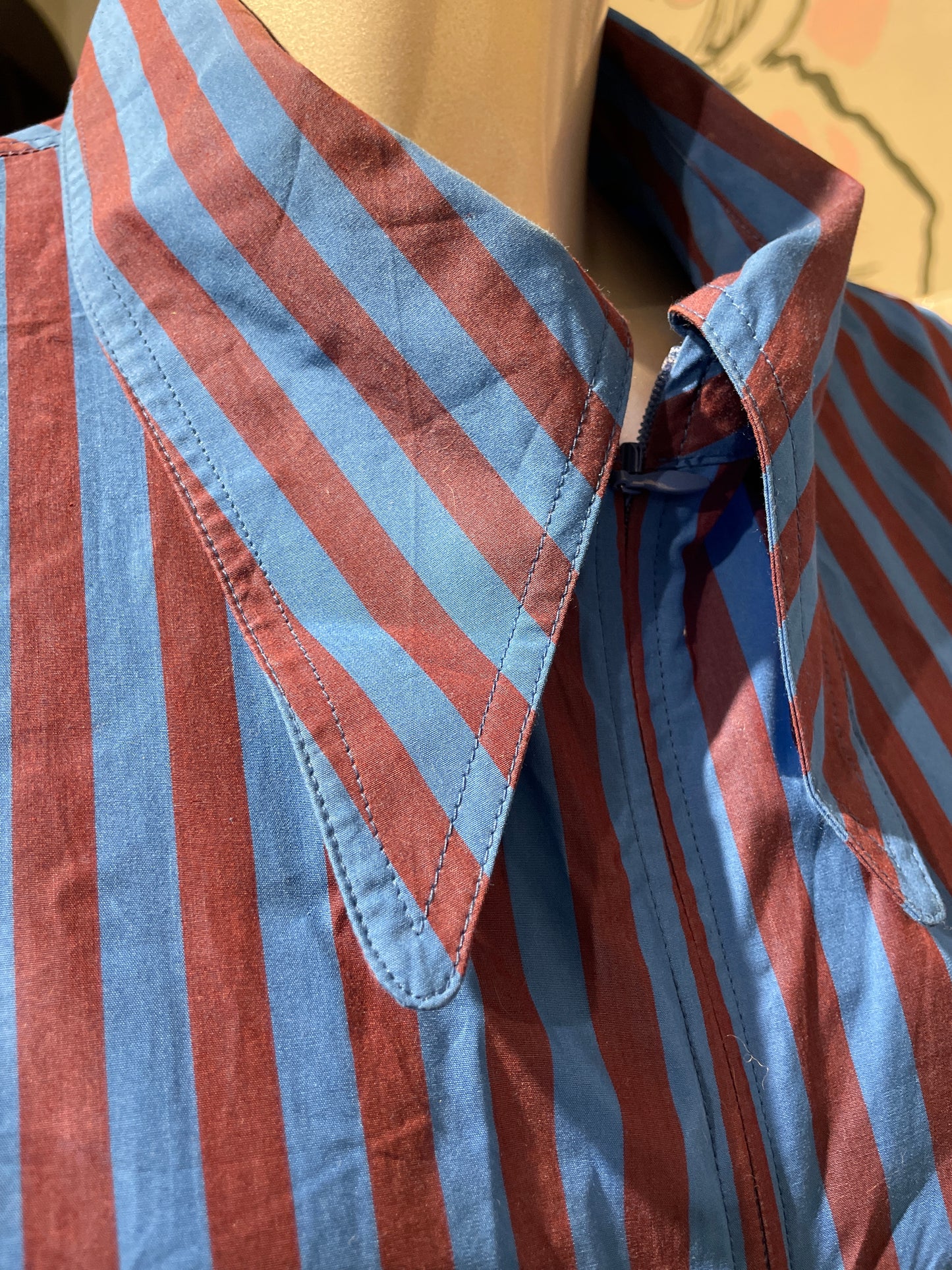 ♻️GANNI kjole- blå/vinrøde striper, ca str 42-Tilstand:Veldig god – ingen hull, flekker eller synlig slitasje