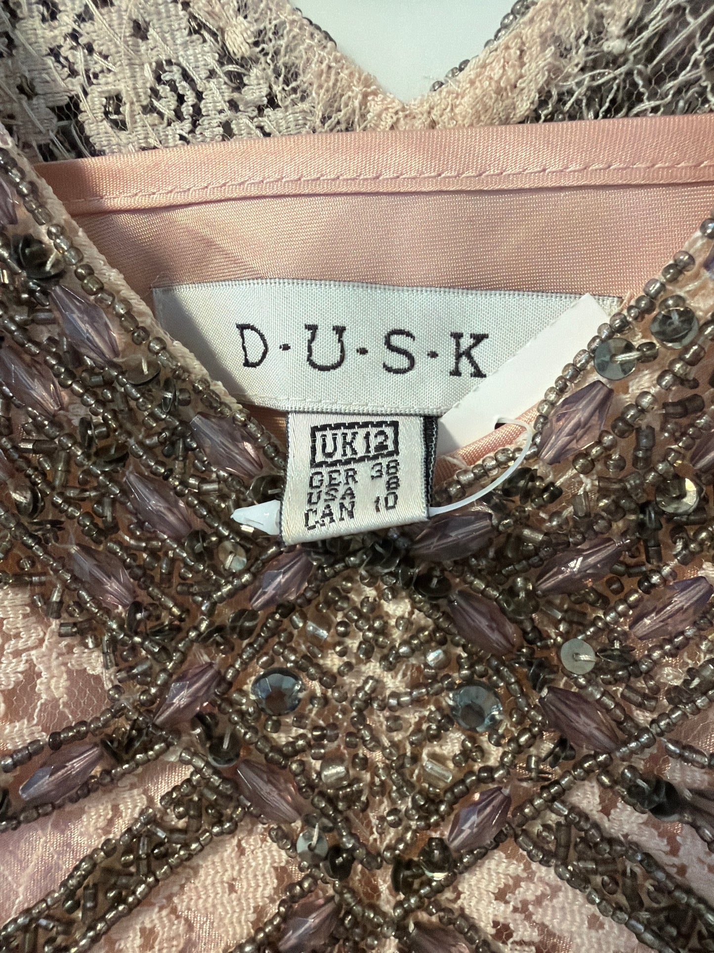 Nydelig Gatsby inspirert kjole fra DUSK strl 38. Med strass, blonder og silkeunderkjole. Følger med sjal.