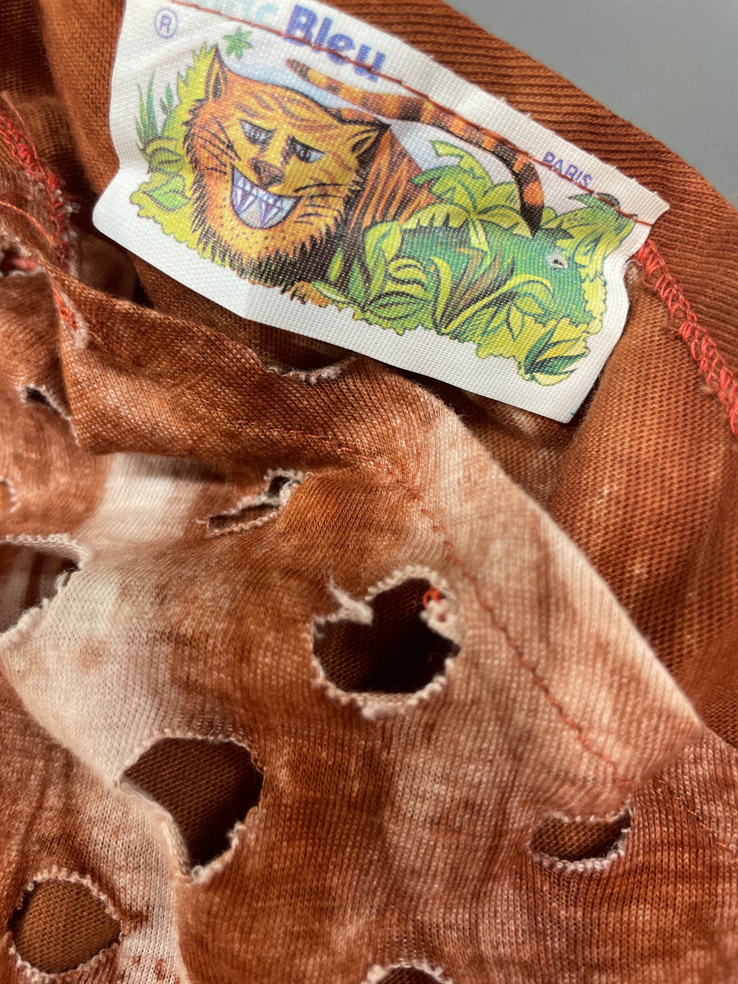 ♻️ Vintage topp! Kjempekul topp i brunt .hull i hele fronten. Tilstand: Veldig god – ingen hull, flekker eller synlig slitasje