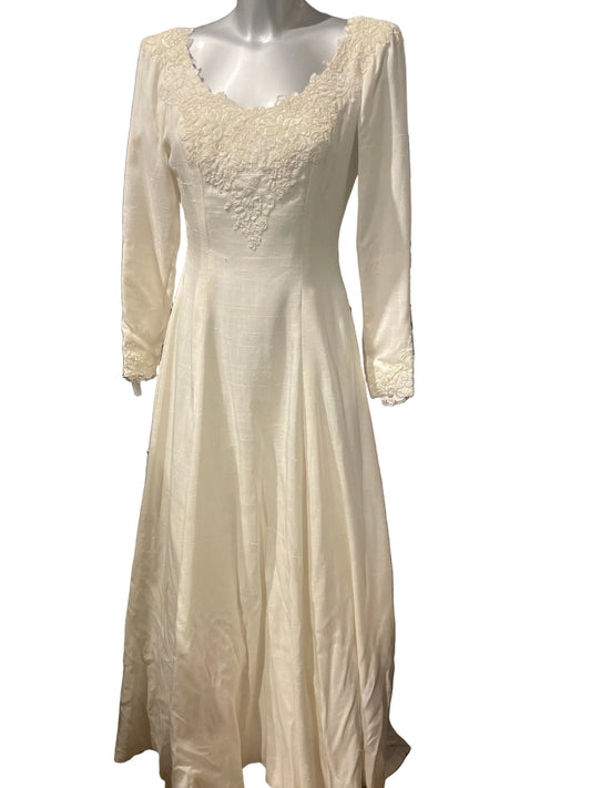 ♻️unik Vintage brudekjole- ca str 36. Håndsydd. Kun 1 tilgjengelig!Tilstand:Veldig god – ingen hull, flekker eller synlig slitasje