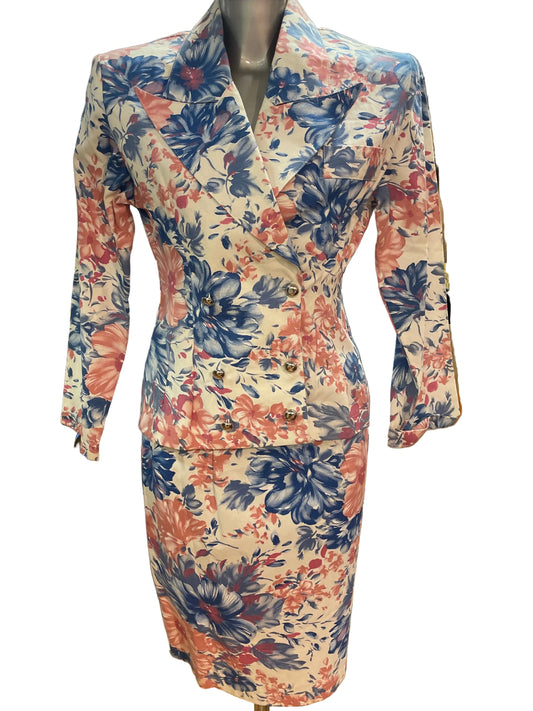 ♻️Unik Blomstrete Vintagedrakt! Skjørt og blazer! Ca str 42/44. Dobbeltspenn og skulderputer! Tilstand:Brukt – normal slitasje, ingen hull eller større merker