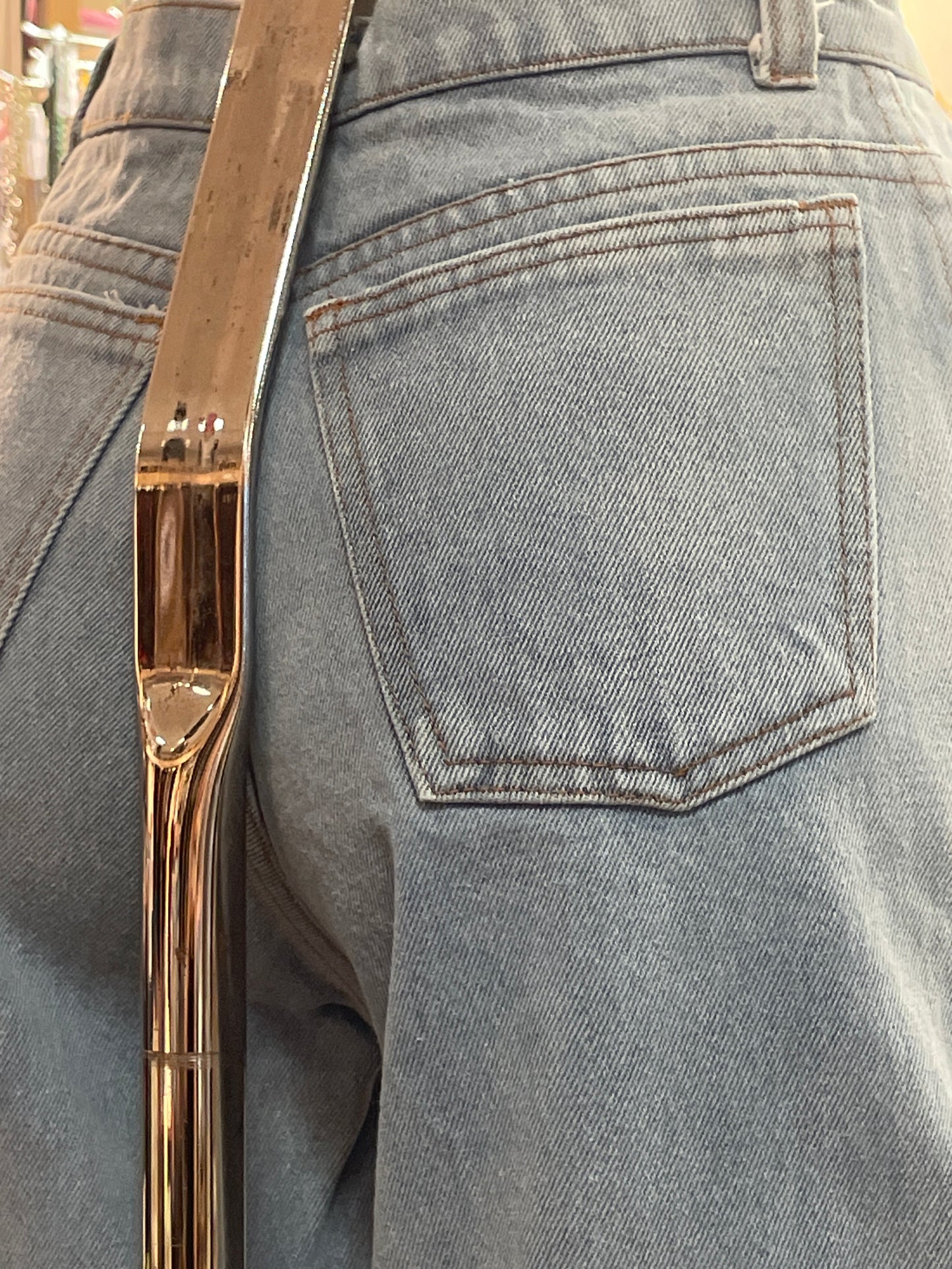 ♻️ Vintage jeans- lys blå med høyt liv. Str 36. Tilstand: Veldig god – ingen hull, flekker eller synlig slitasje