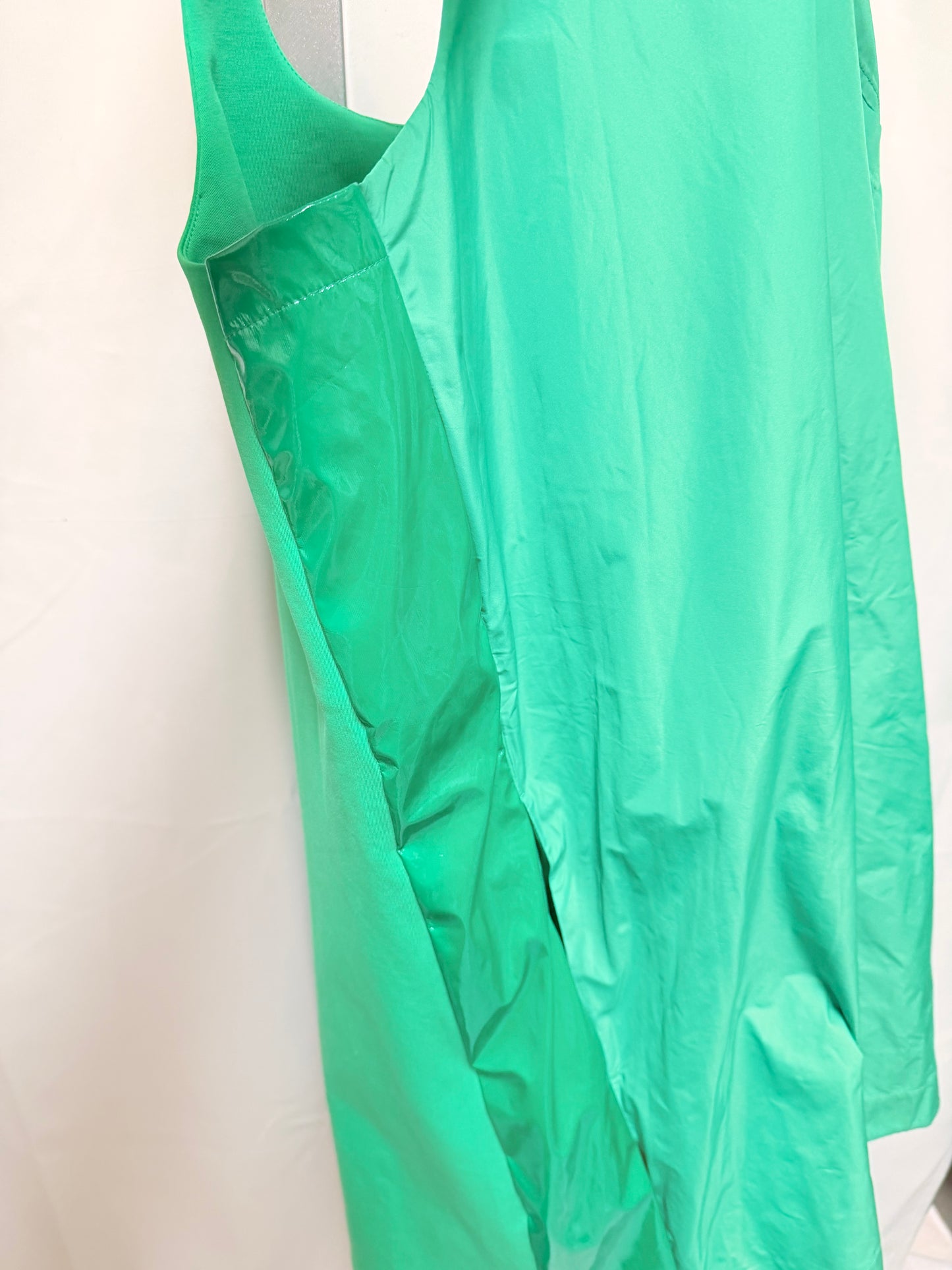 ♻️ COS kjole i grønn med skinnimitert stripe på hver side. Strl L. Kul oversized kjole.