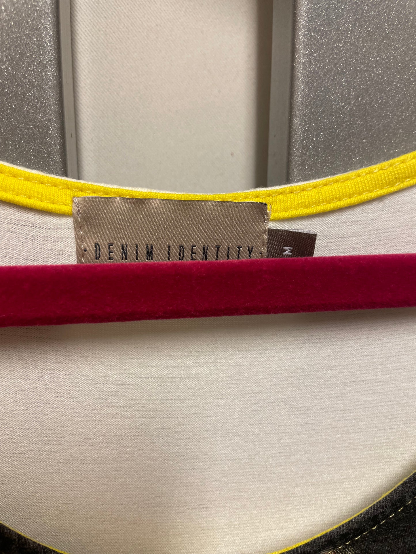 ♻️Topp fra plus size butikken zizzi  strl M. Hvit med svart,rosa og grønne mønster