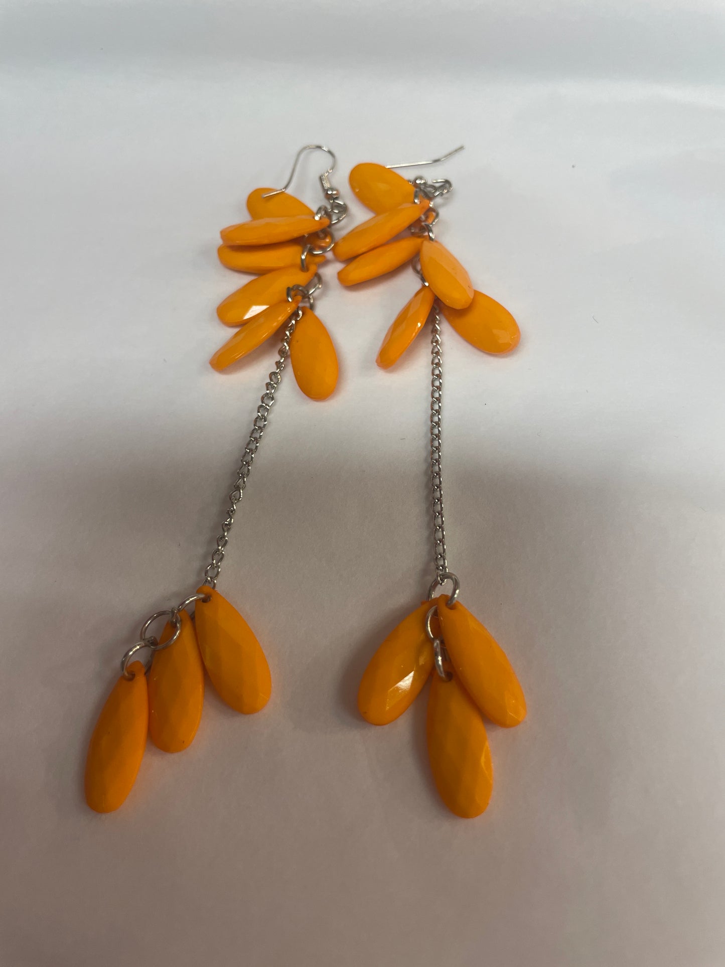 🆕Håndlaget sølvfarget oransje farget øredobber- Tilstand: Nye, ubrukte!