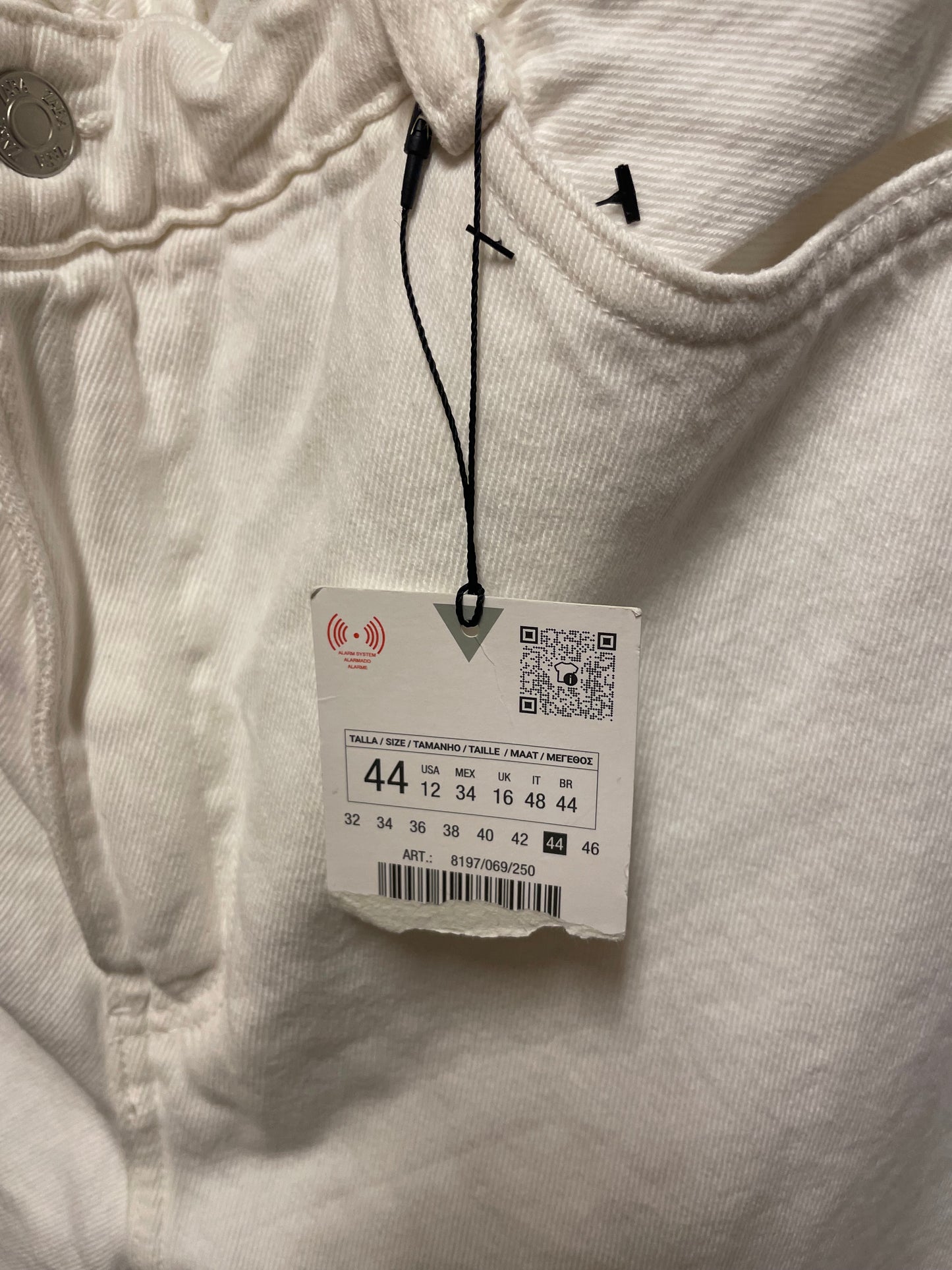♻️ hvit capri kortbukse fra Zara strl 44. Jeansstoff