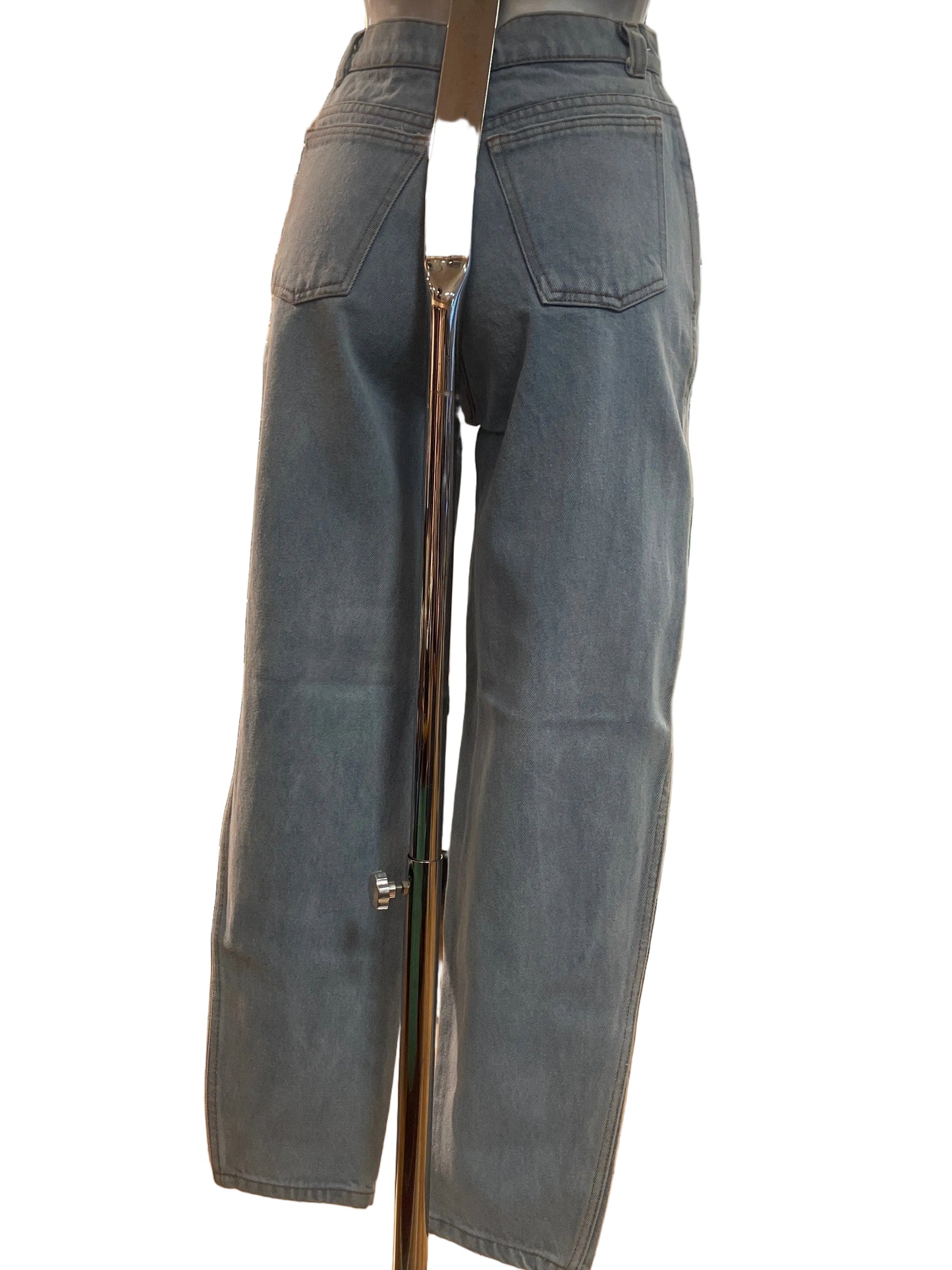 ♻️ Vintage jeans- lys blå med høyt liv. Str 36. Tilstand: Veldig god – ingen hull, flekker eller synlig slitasje